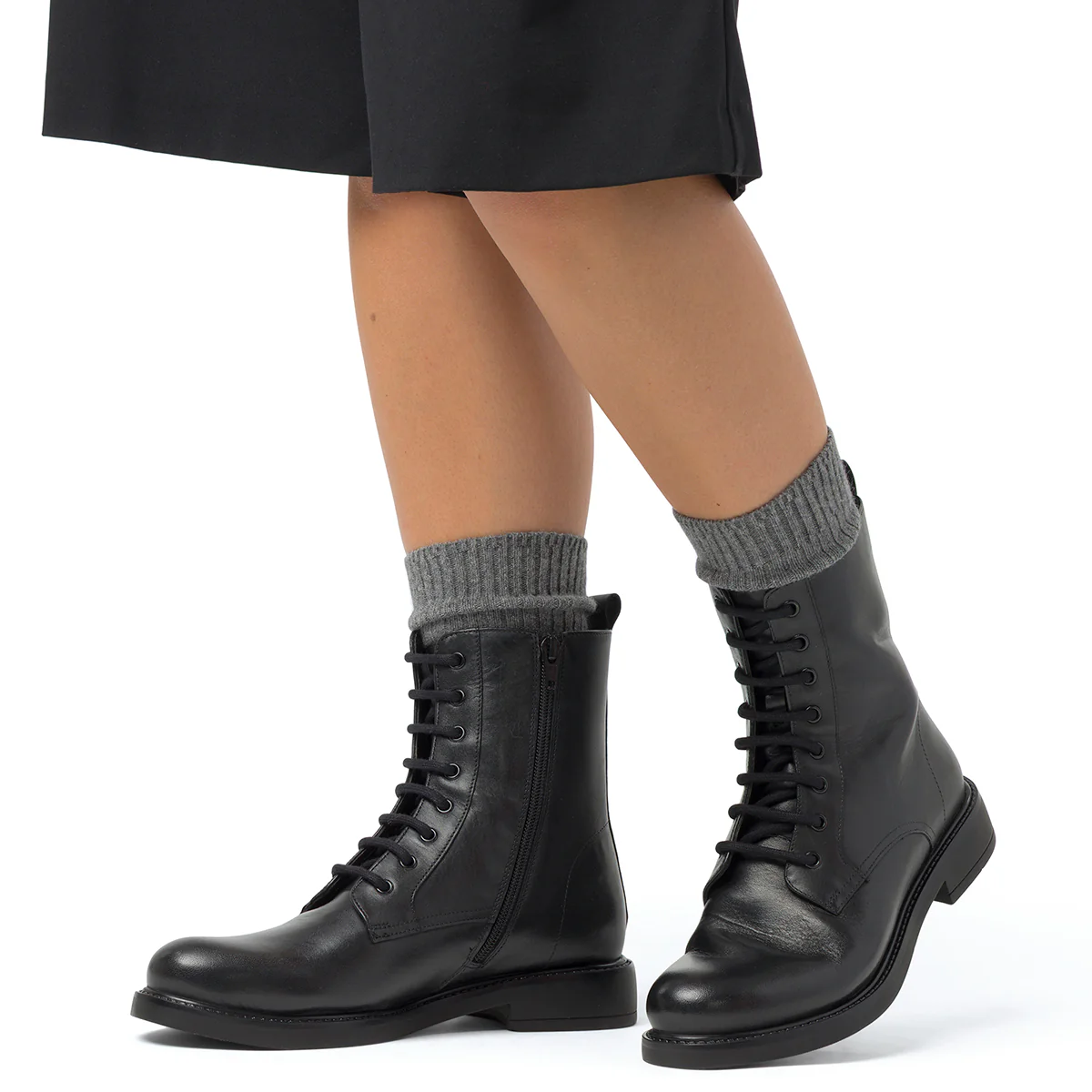 Anfibi neri da Donna in pelle e con zip Primopiano - Image 2