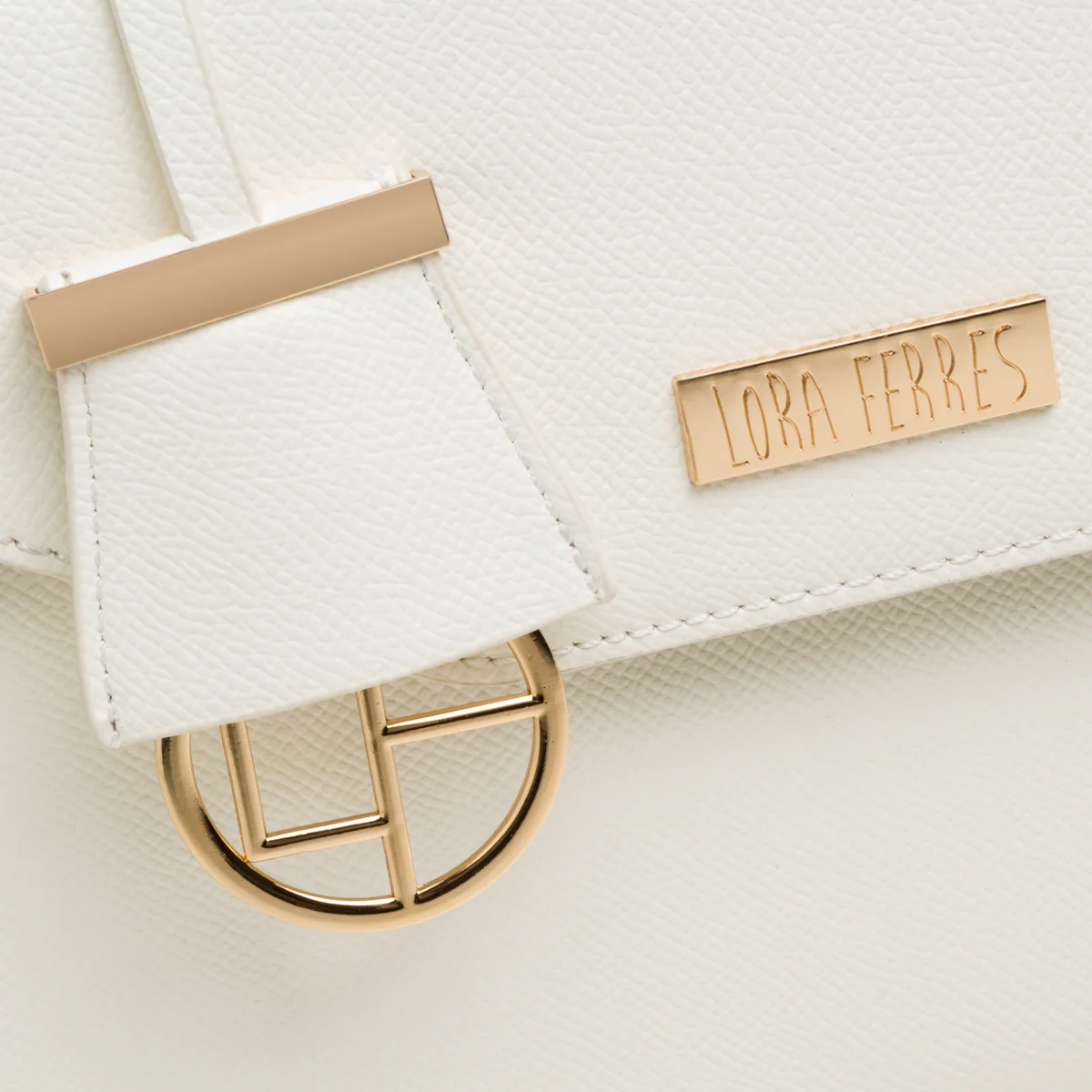 Borsa a mano bianca da donna con pendaglio Lora Ferres - Image 4
