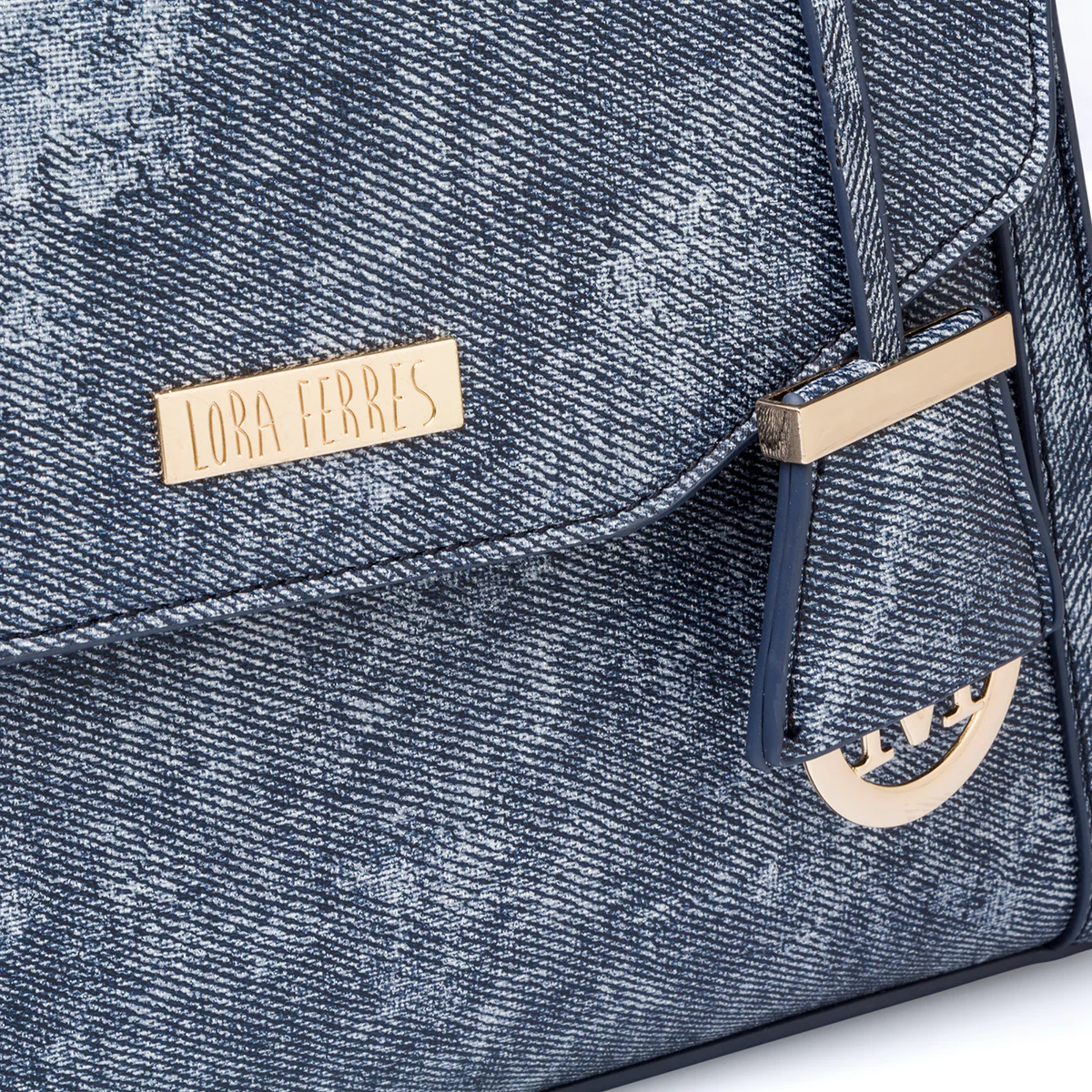 Borsa a mano blu jeans da donna con pendaglio Lora Ferres - Image 3