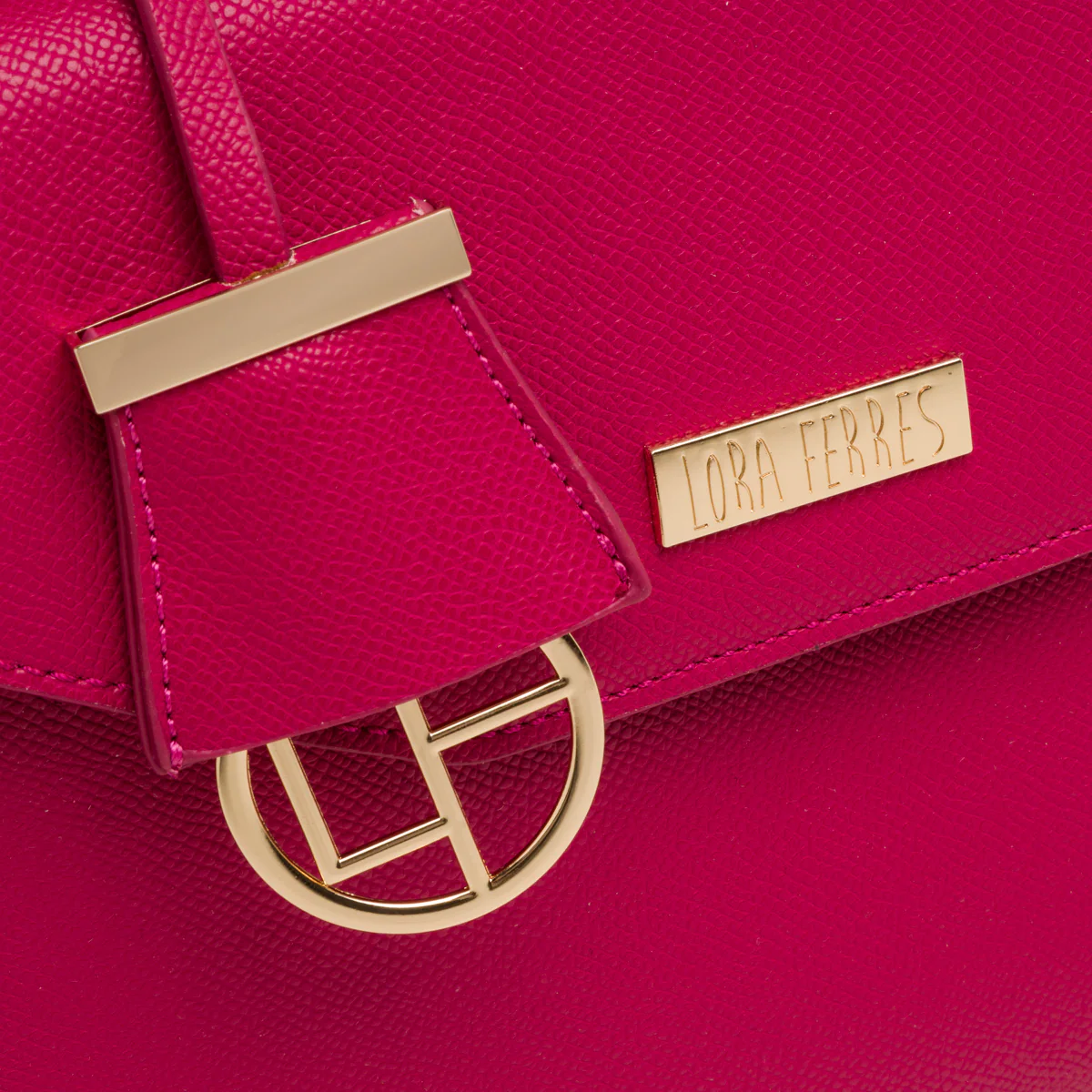 Borsa a mano fucsia da donna con pendaglio Lora Ferres - Image 3