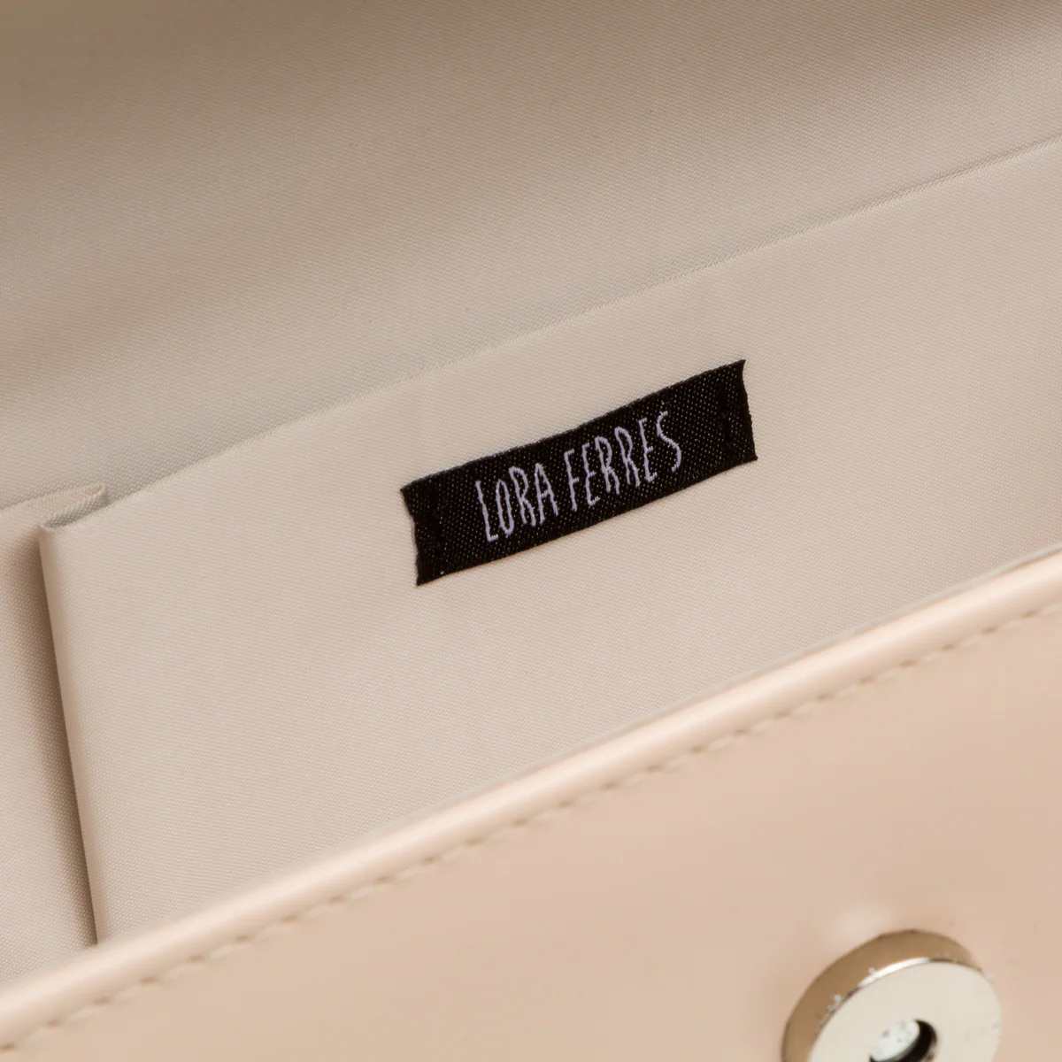 Borsa a mano nude da donna con fiocchetto in strass Lora Ferres - Image 4