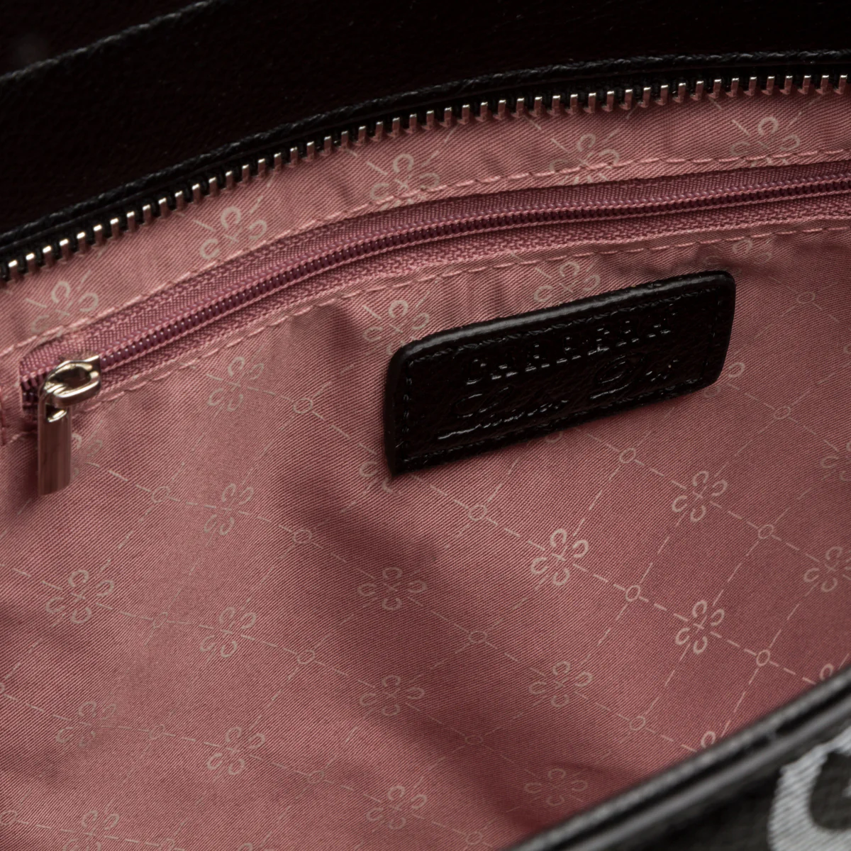 Borsa a sapalla nera e bianca con stampa monogramma Carrera Jeans - Image 8