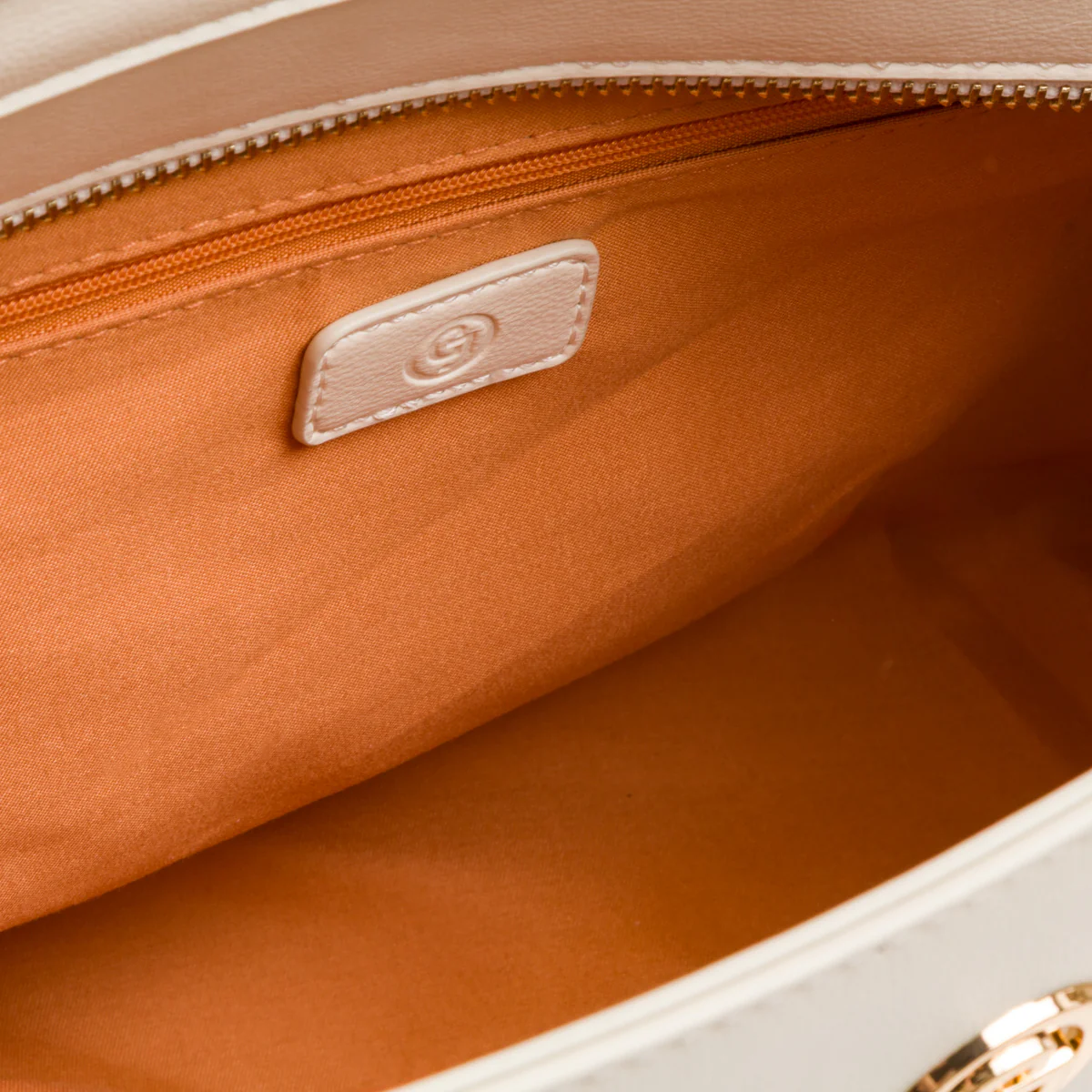 Borsa a spalla Bianco off-white da Donna con logo in metallo Carrera Jeans - Image 4