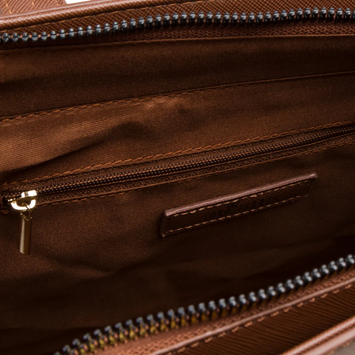 Borsa a spalla da donna marrone con logo in metallo Lora Ferres - Image 4