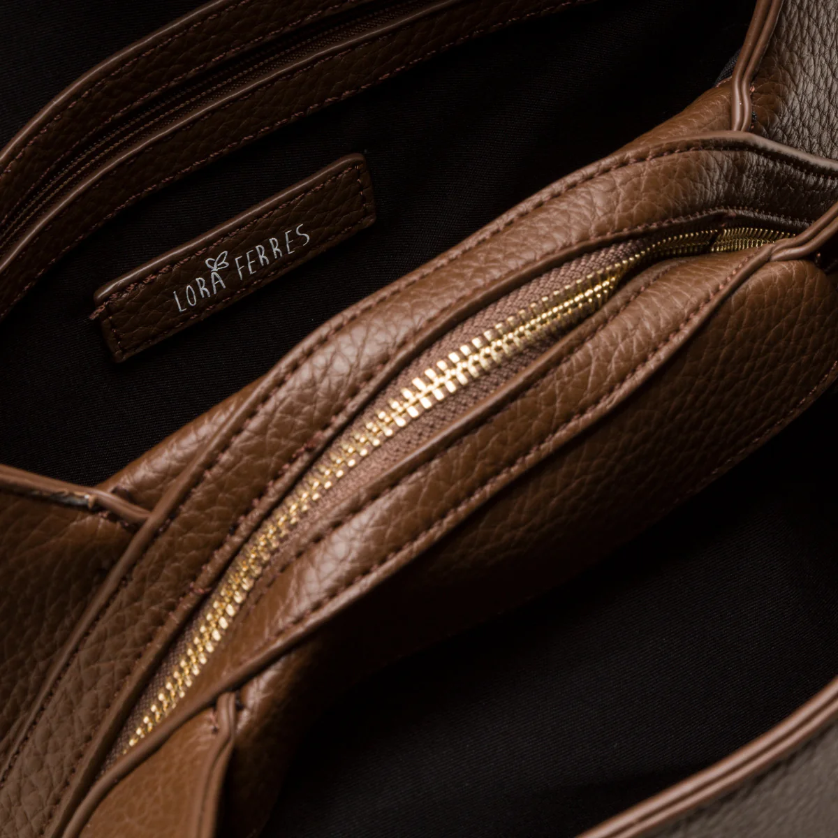 Borsa a spalla da donna marrone con logo Lora Ferres - Image 3