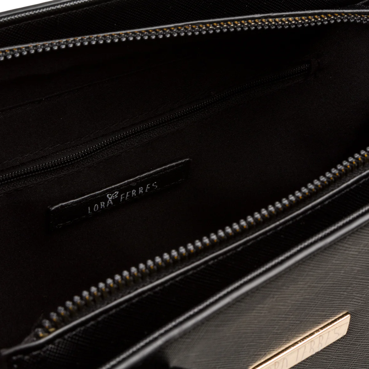Borsa a spalla da donna nera con logo in metallo Lora Ferres - Image 4