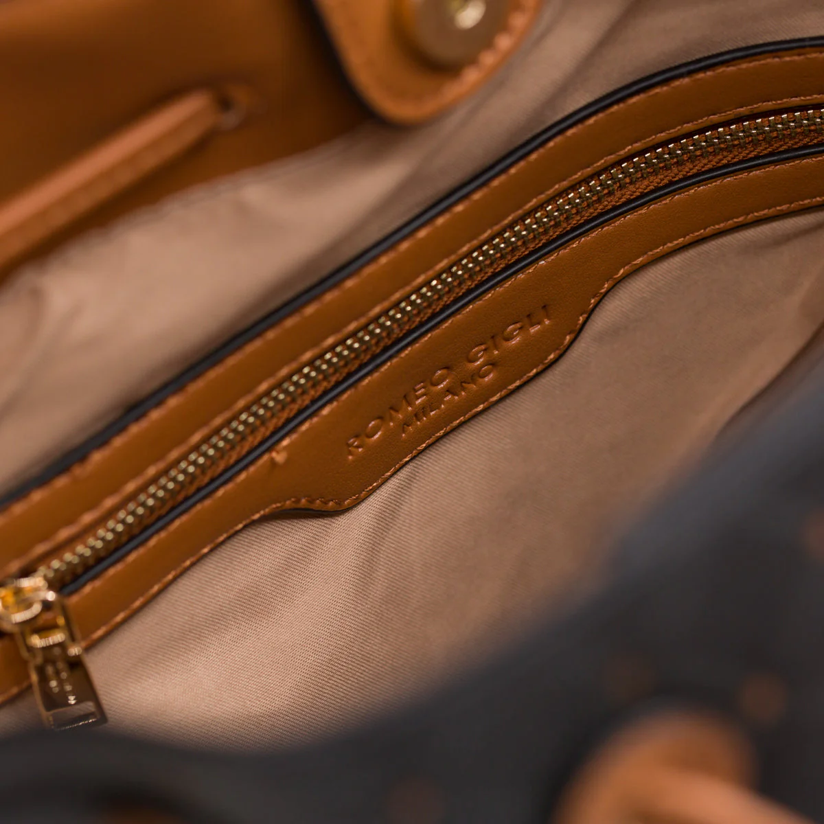 Borsa a spalla nera da donna con monogramma Romeo Gigli Milano Gama - Image 6
