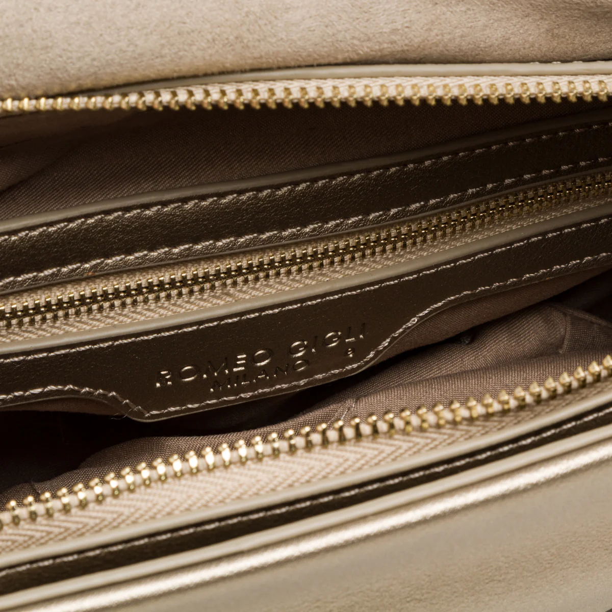 Borsa a spalla oro da donna con logo Romeo Gigli Milano - Image 4