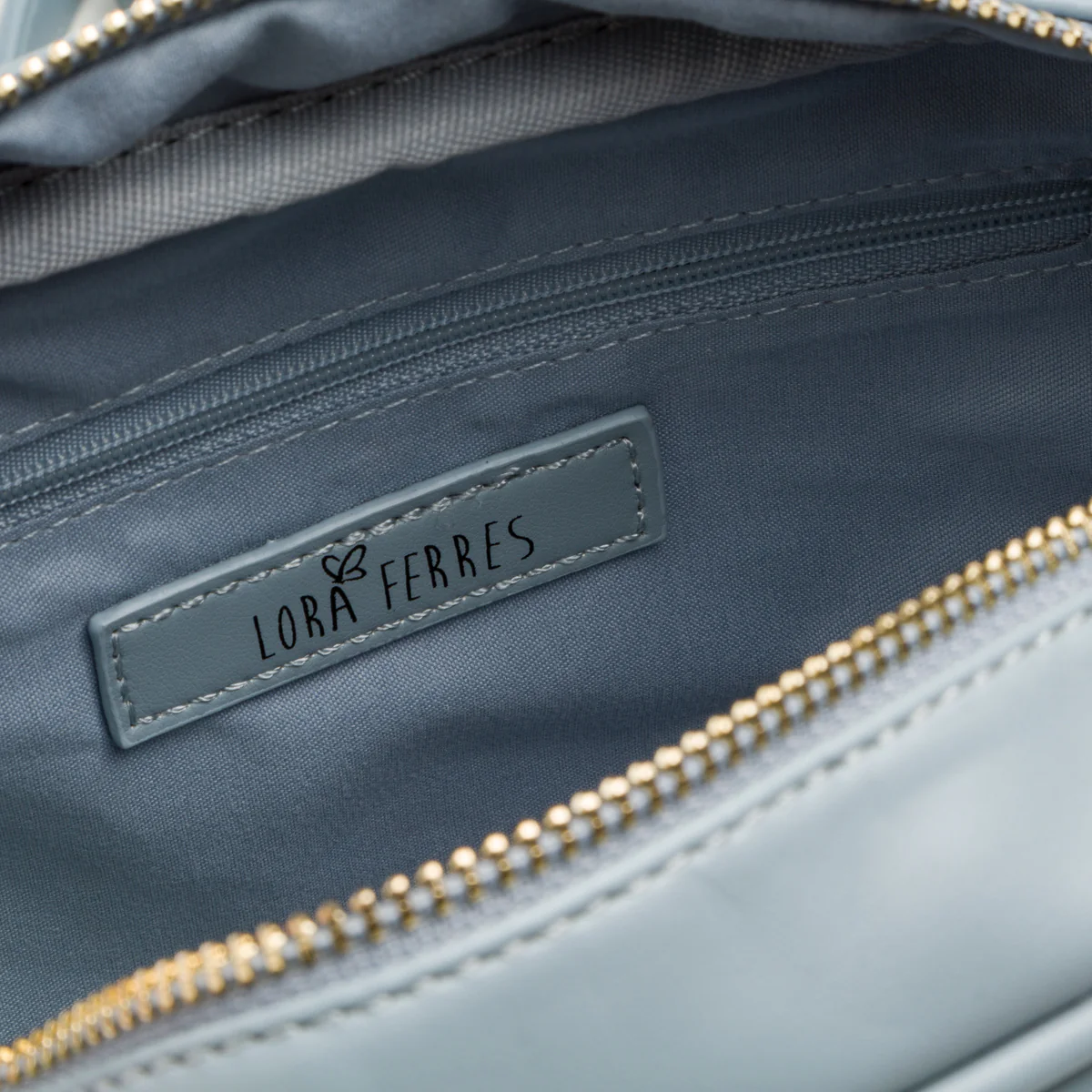 Borsa a tracolla azzurra da donna effetto trapuntato Lora Ferres - Image 4