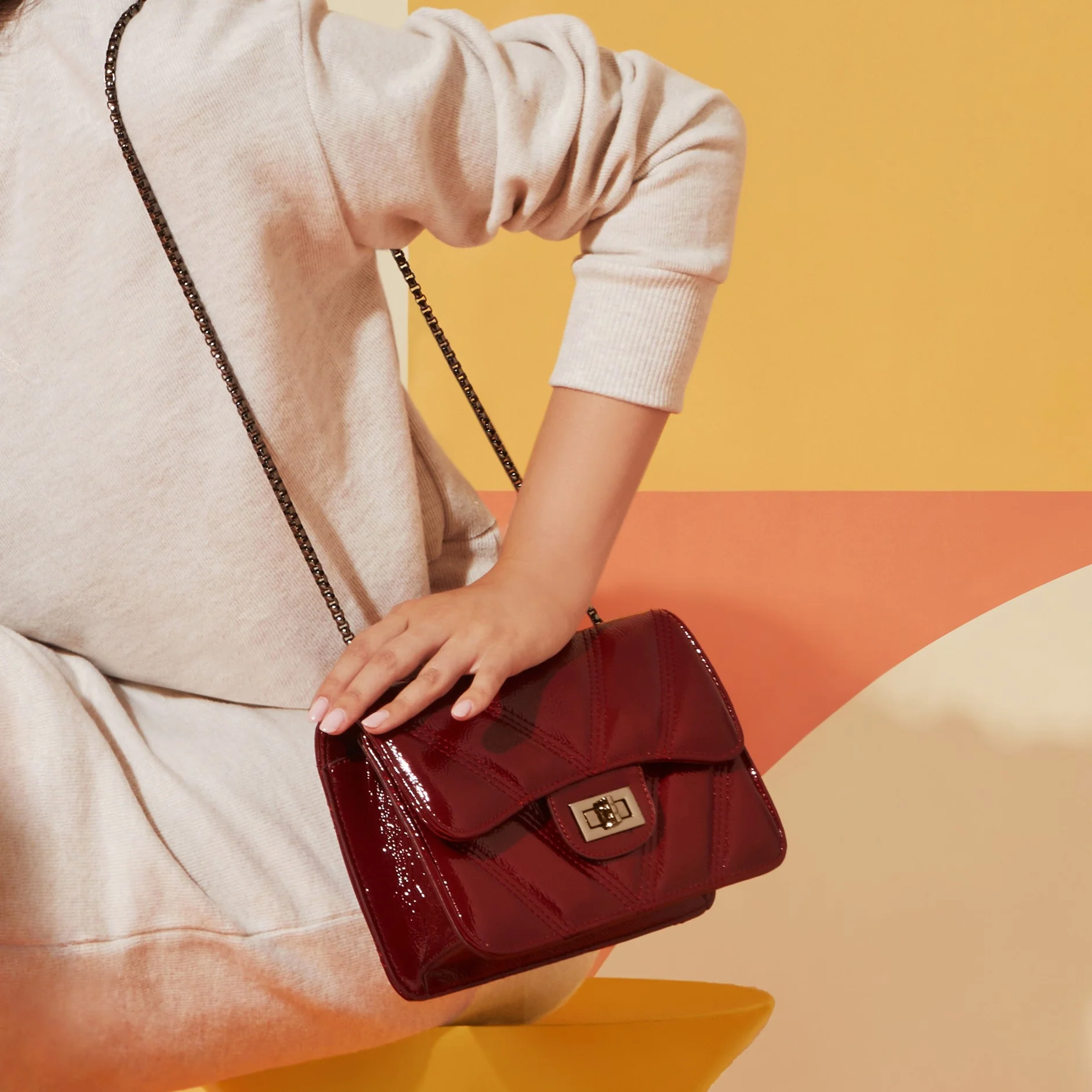 Borsa a tracolla bordeaux effetto vernice da donna Lora Ferres