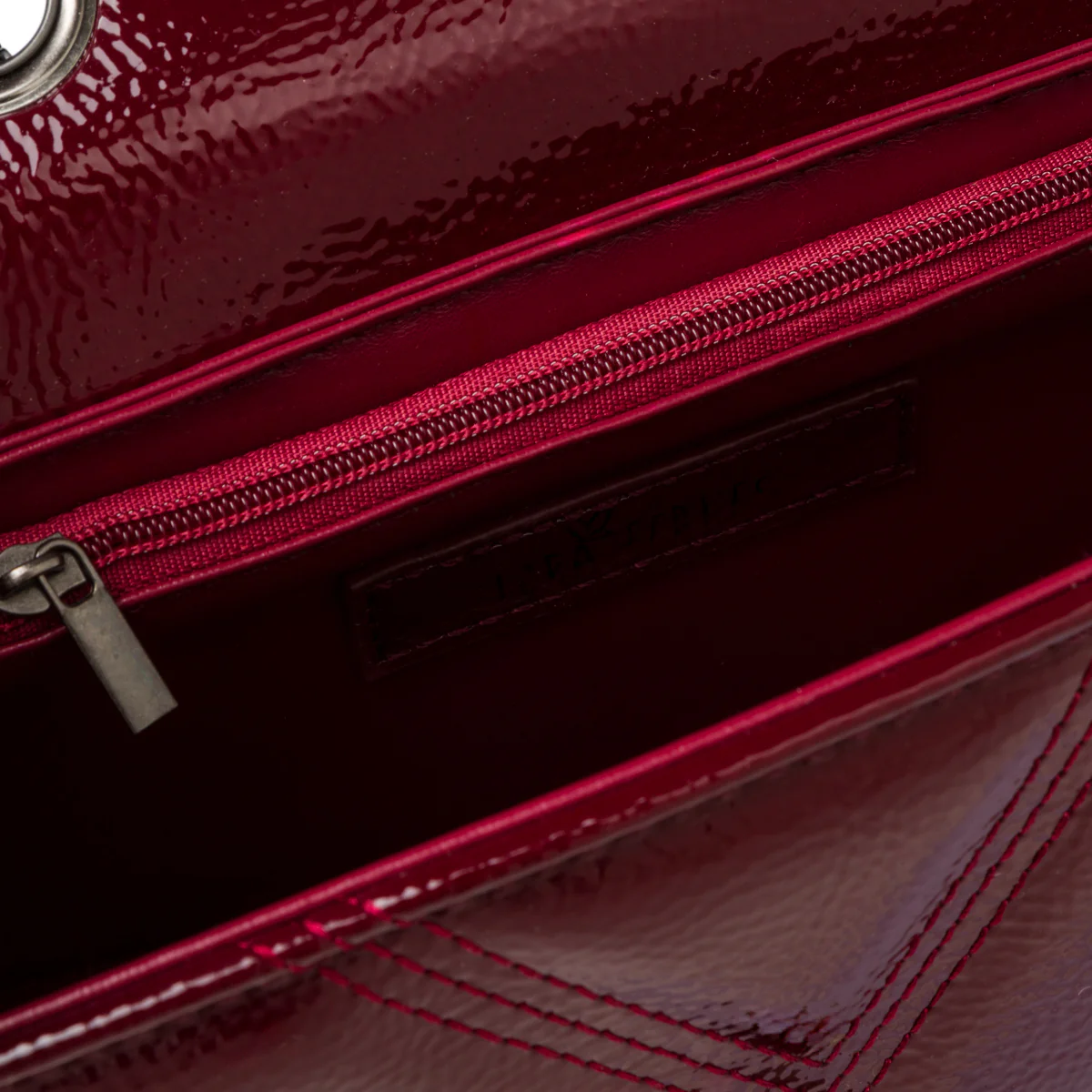 Borsa a tracolla bordeaux effetto vernice da donna Lora Ferres - Image 6