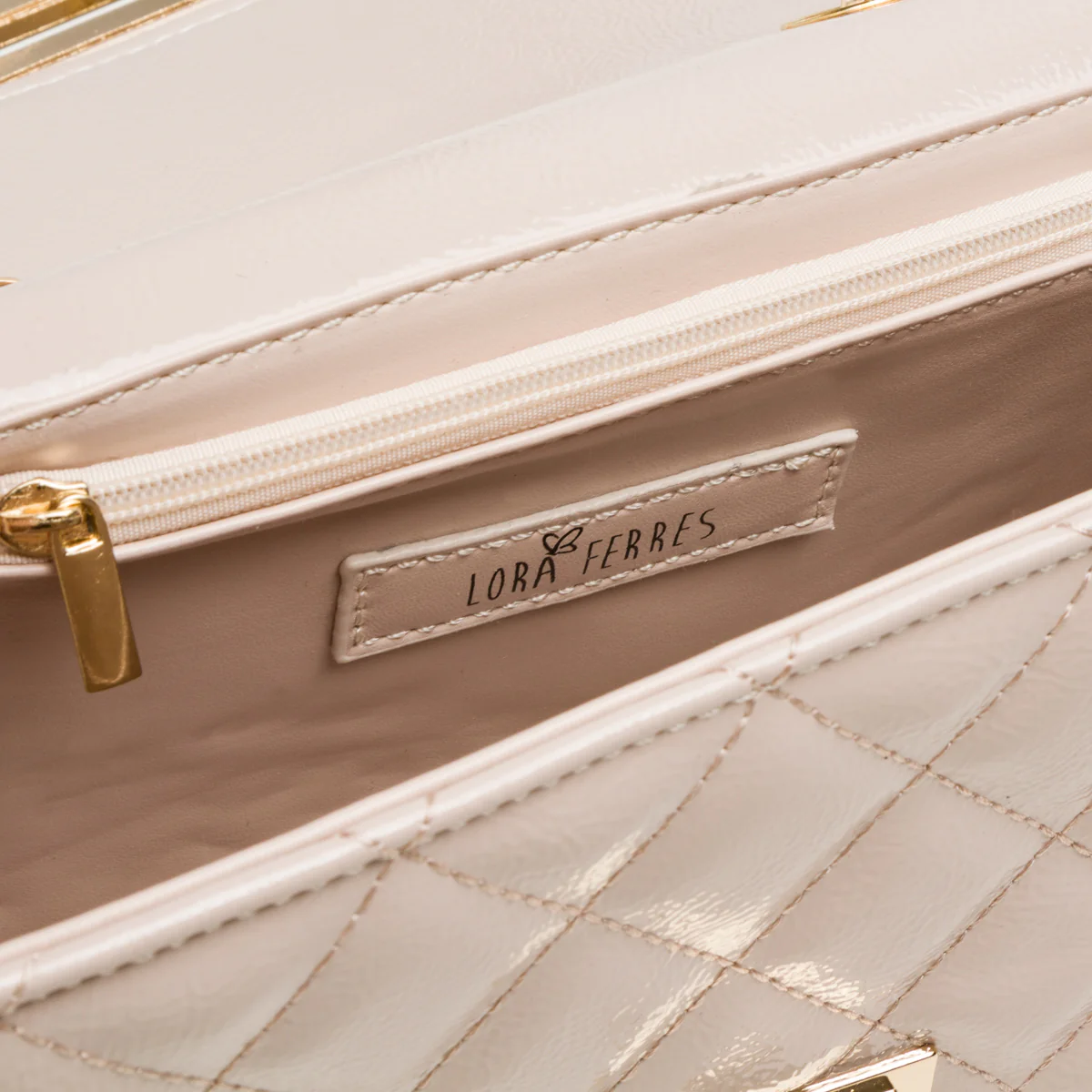 Borsa a tracolla da donna beige effetto vernice con catenella Lora Ferres - Image 4