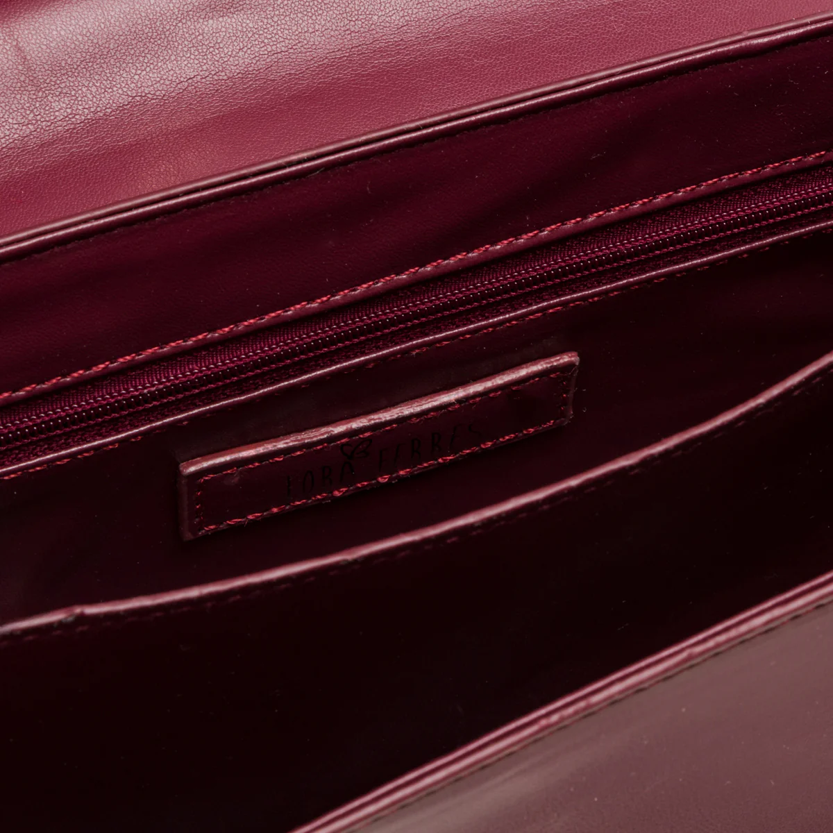 Borsa a tracolla da donna bordeaux con logo in metallo Lora Ferres - Image 4