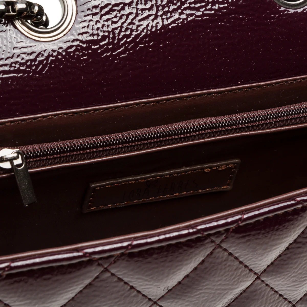 Borsa a tracolla da donna bordeaux effetto vernice con catenella Lora Ferres - Image 4