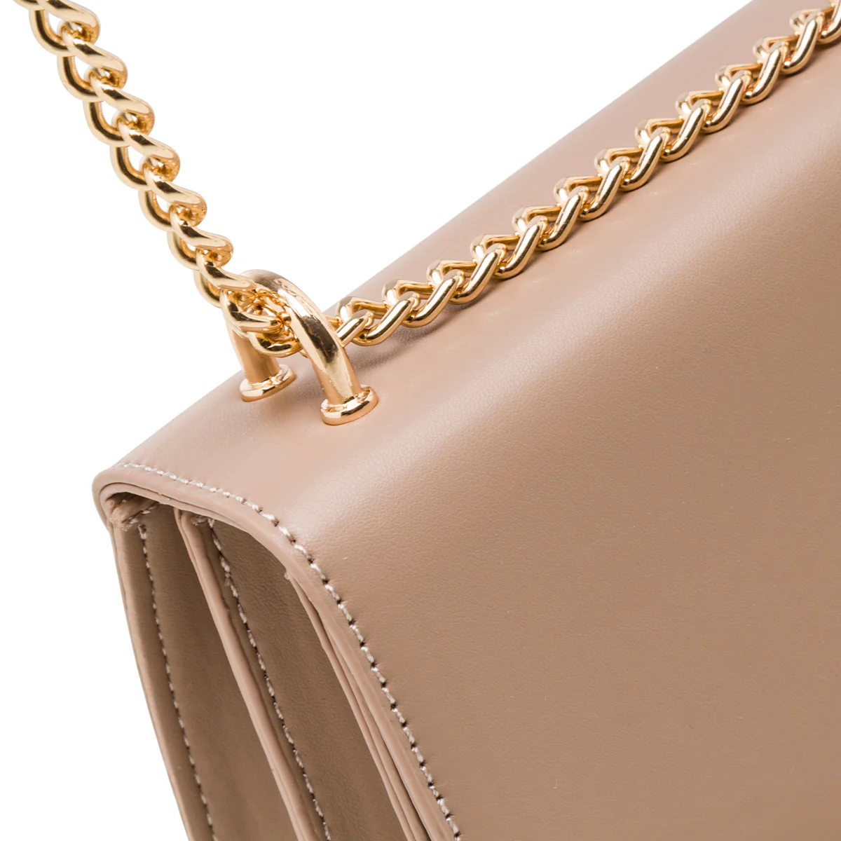 Borsa a tracolla da donna taupe con logo in metallo Lora Ferres - Image 3