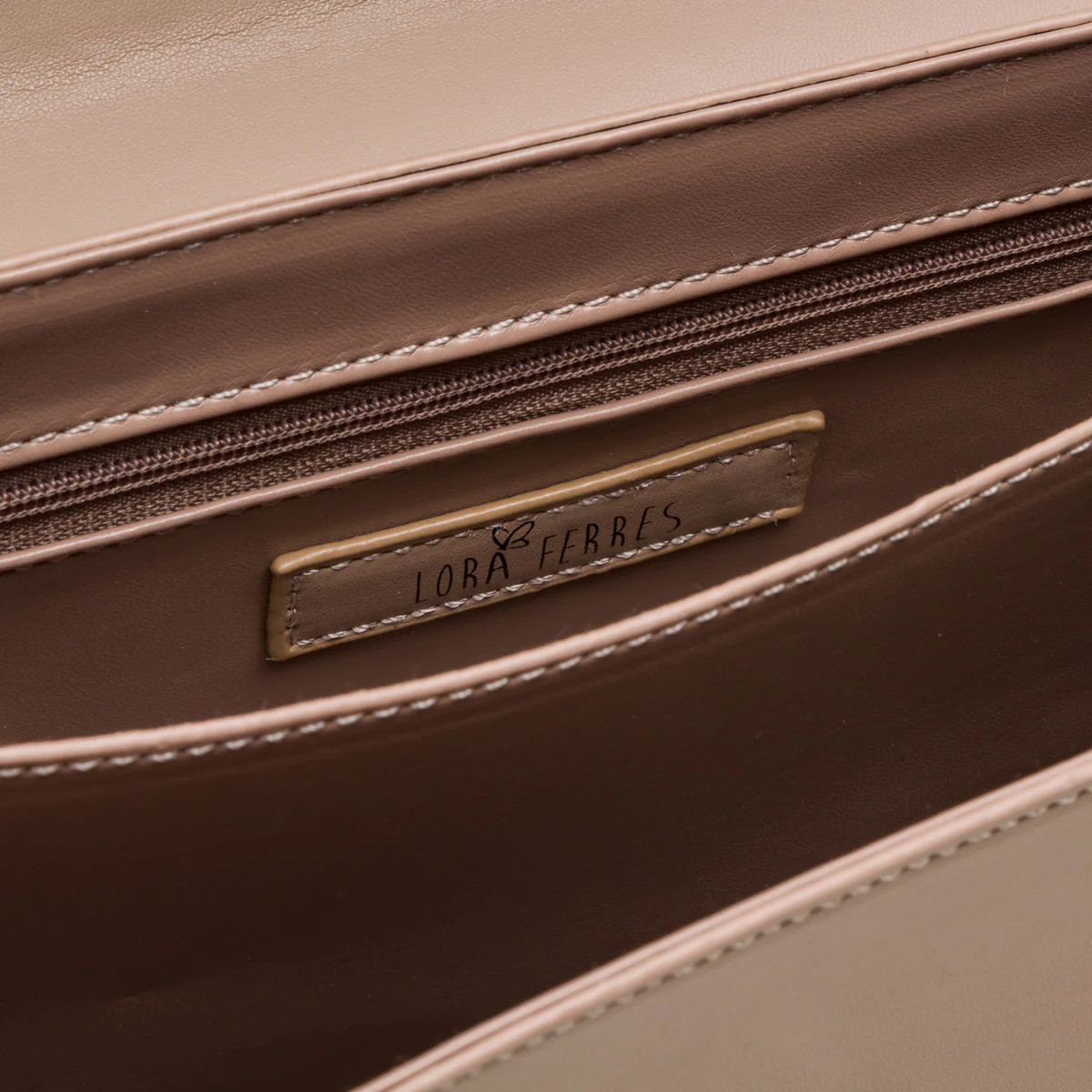 Borsa a tracolla da donna taupe con logo in metallo Lora Ferres - Image 4