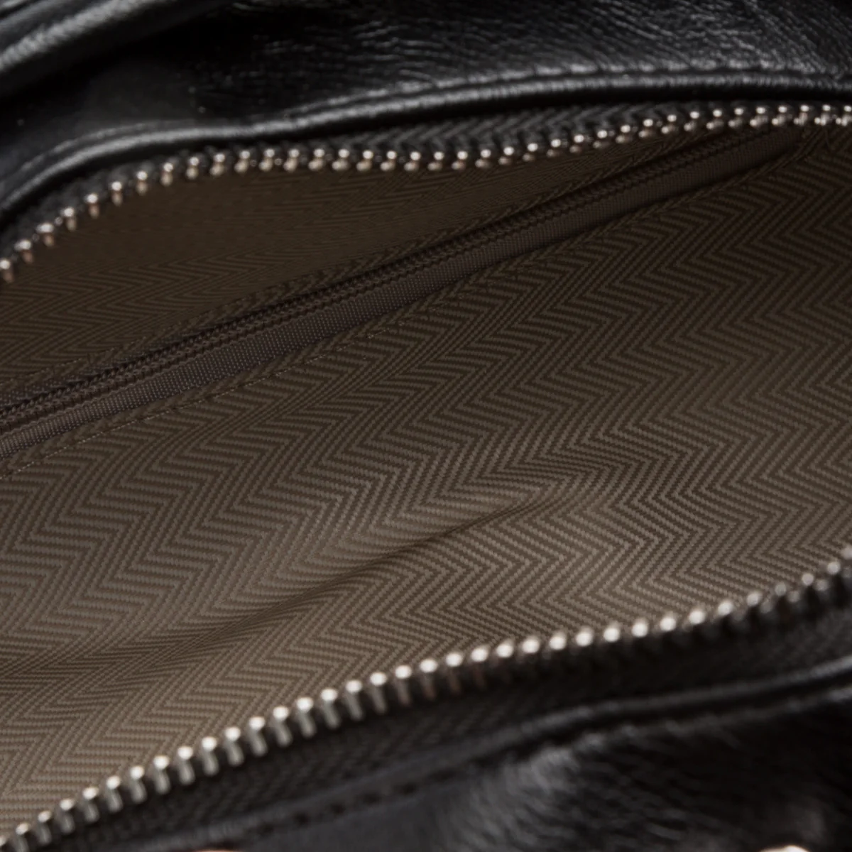 Borsa a tracolla nera da donna con borchie Lora Ferres - Image 4