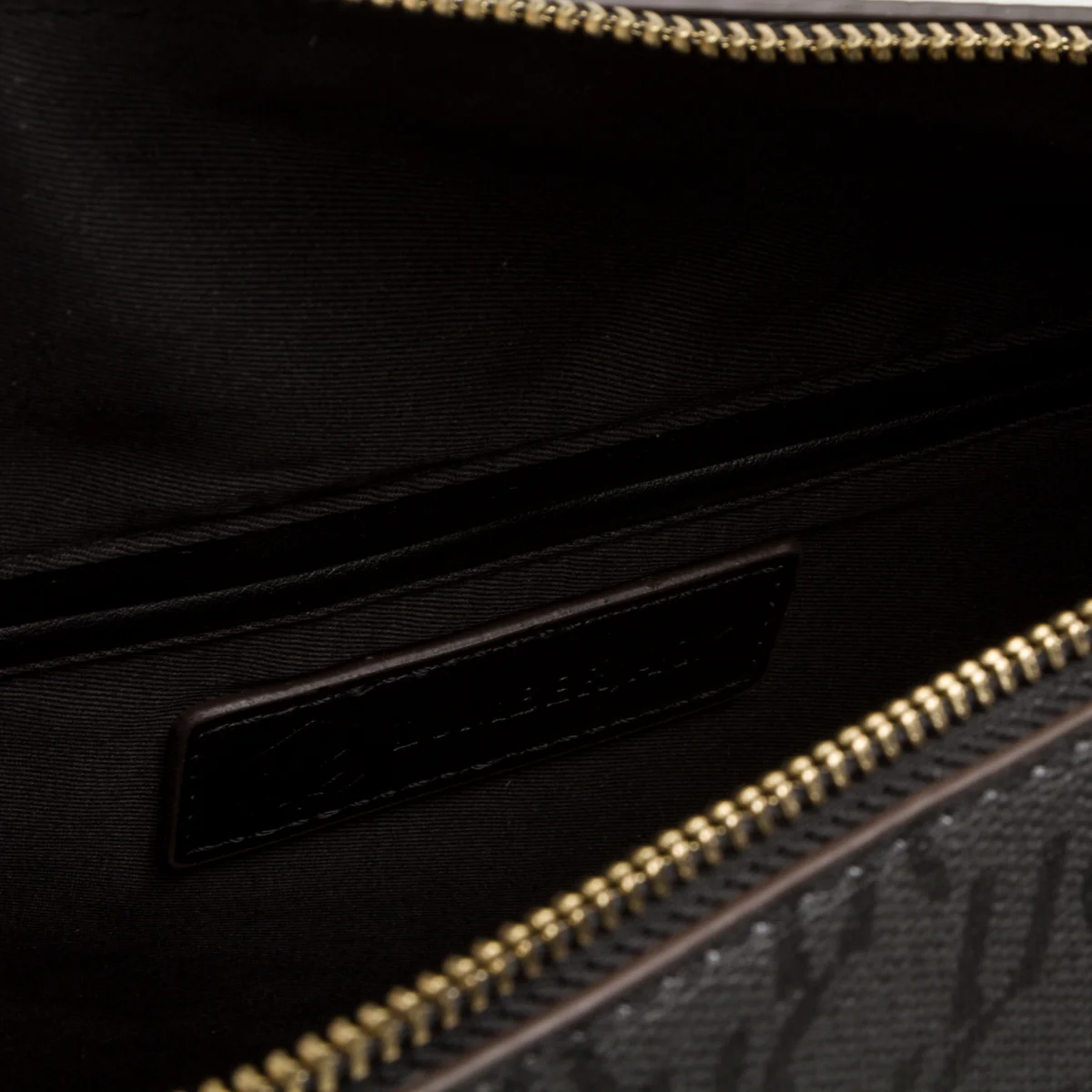 Borsa a tracolla nera da donna con logo pendente dorato Lumberjack - Image 4