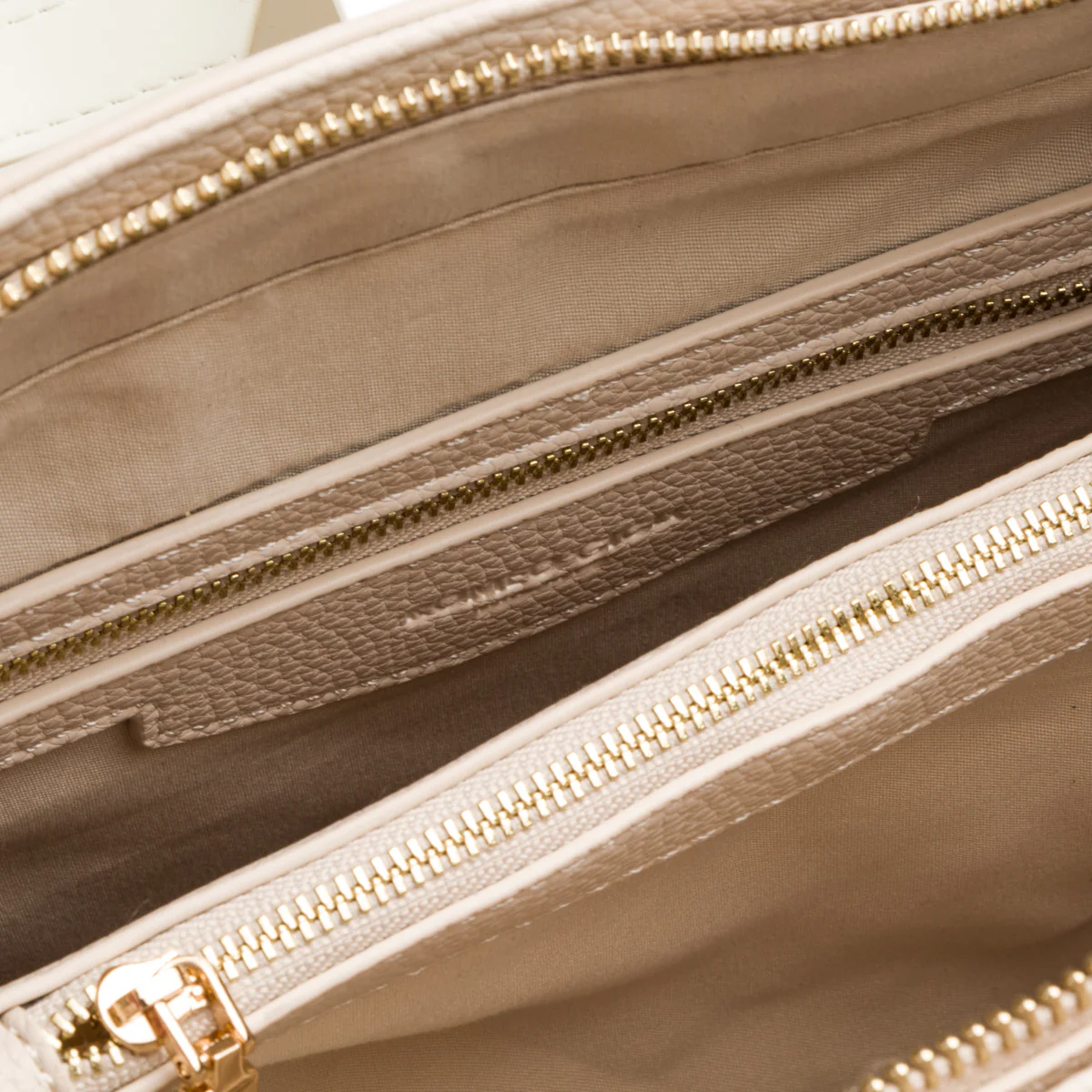 Borsa a tracolla nude da donna con logo frontale in metallo Romeo Gigli Milano Wanda - Image 4