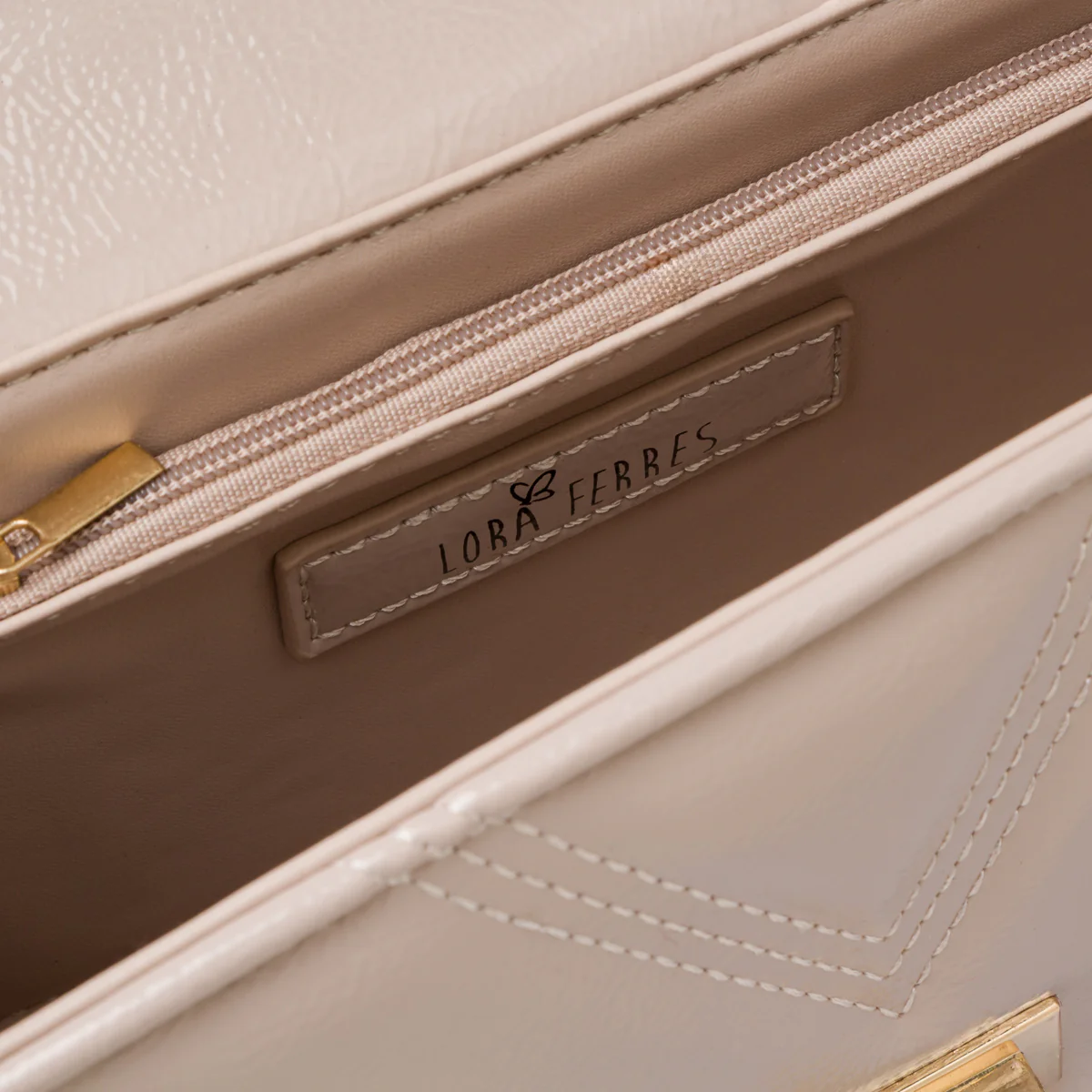 Borsa a tracolla taupe effetto vernice da donna Lora Ferres - Image 5