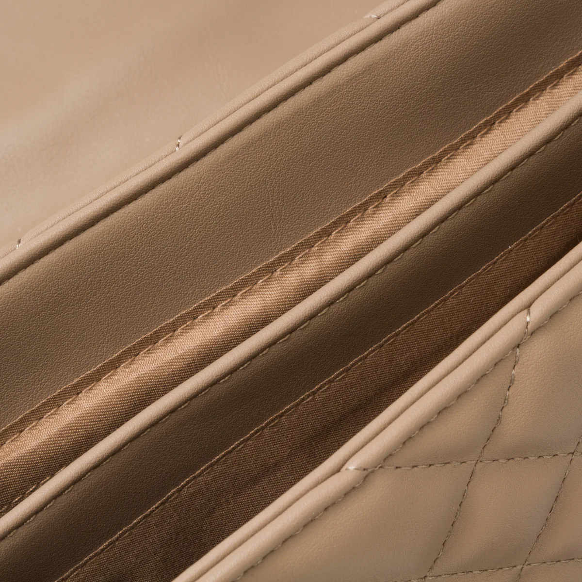 Borsa taupe da donna con tracolla a catena lora Ferres - Image 2