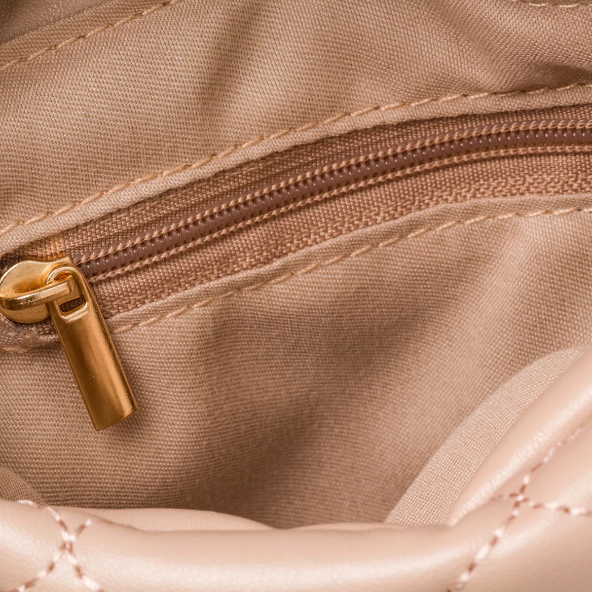 Borsa trapuntata nude da donna con tracolla a catena Lora Ferres - Image 5
