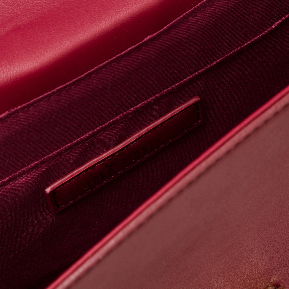 Borsa bordeaux da donna con tracolla a catena Lora Ferres - Image 4