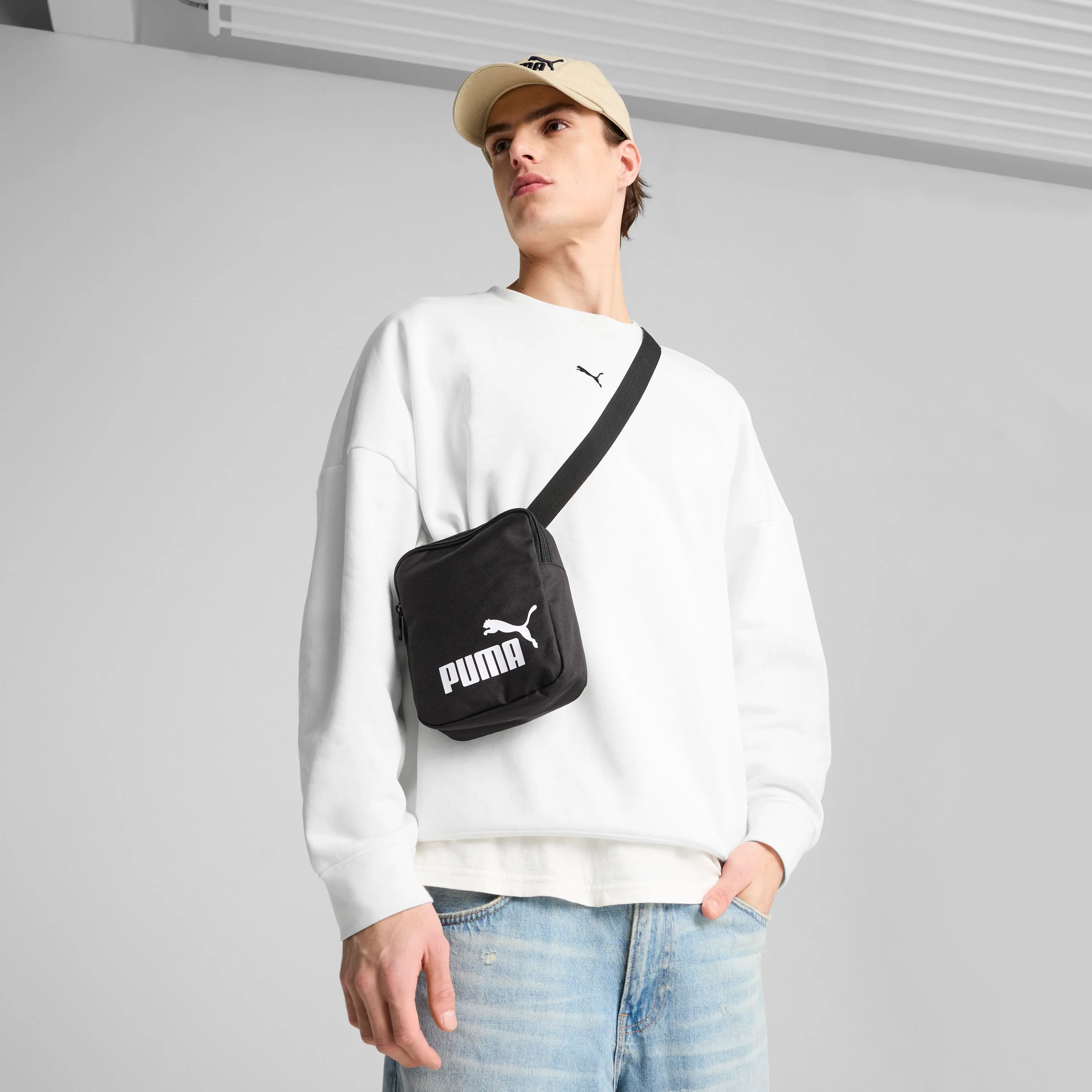 Borsello sportivo nero con tasche e tracolla con logo Puma Phase