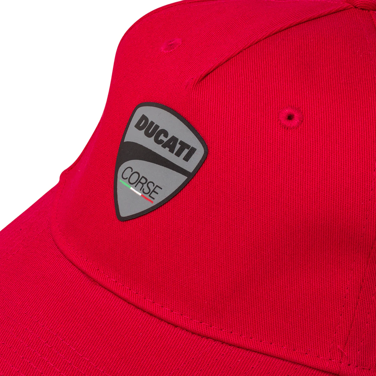 Cappellino rosso con badge gommato Ducati Corse - Image 3