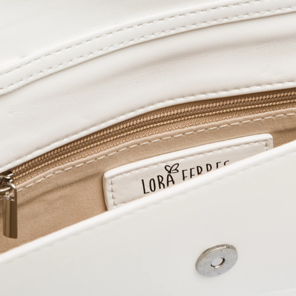 Clutch da donna bianca con dettaglio in metallo frontale Lora Ferres - Image 4
