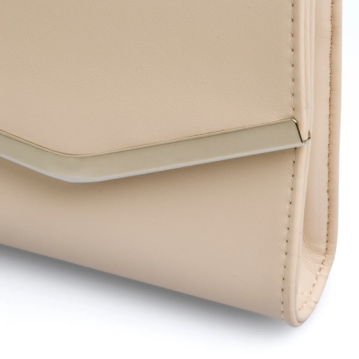 Clutch da donna nude con dettaglio in metallo frontale Lora Ferres - Image 3