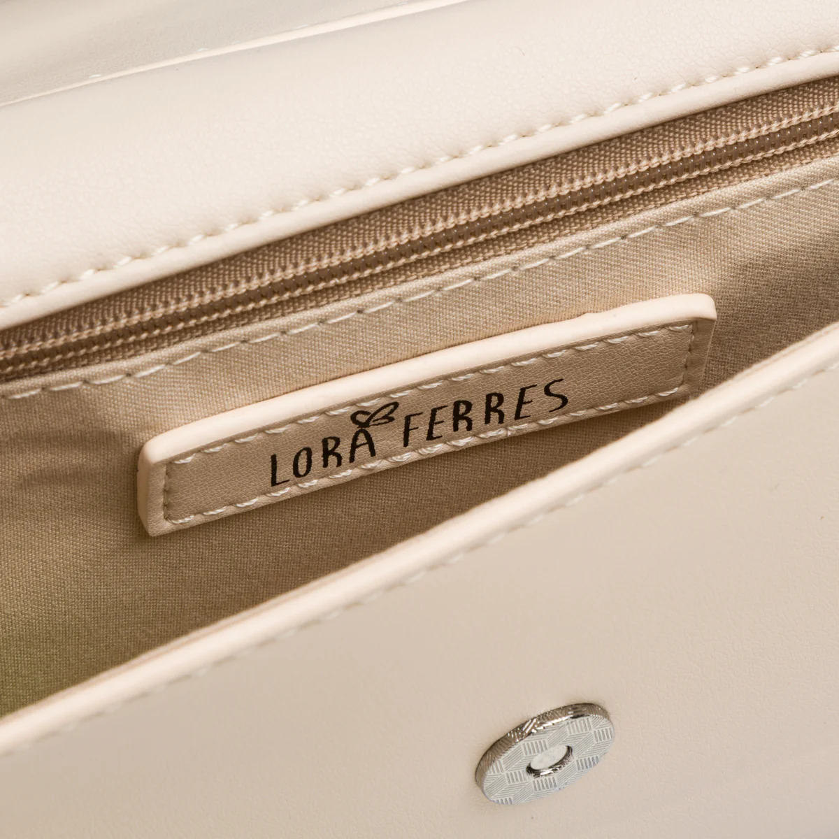 Clutch da donna nude con dettaglio in metallo frontale Lora Ferres - Image 4