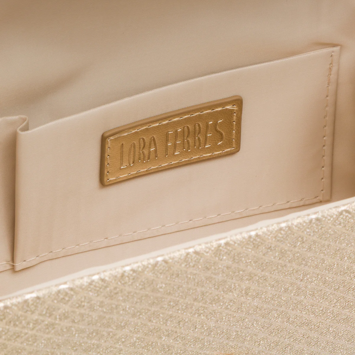 Clutch rigida Oro da Donna con texture geometrica Lora Ferres - Image 4