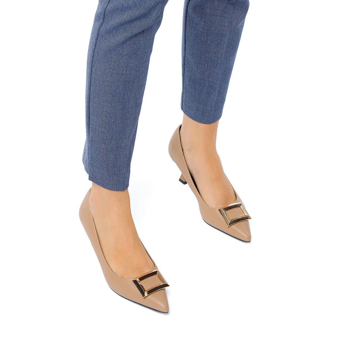 Décolleté beige con tacco a rocchetto 5,5 cm e dettaglio dorato Lora Ferres - Image 2