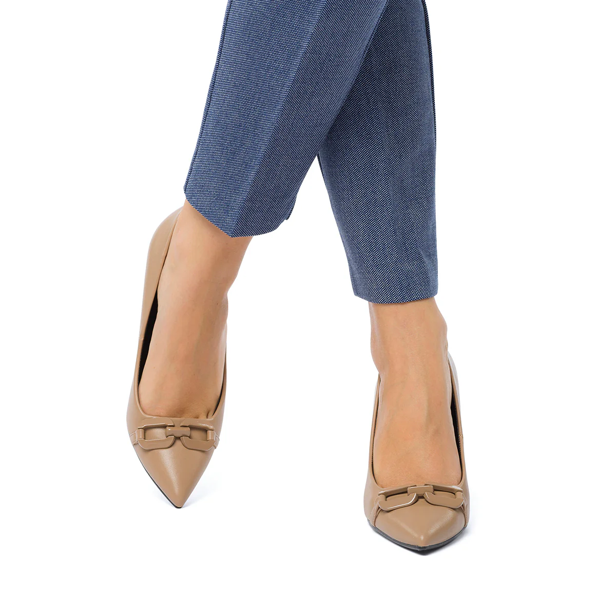 Décolleté beige con tacco a rocchetto 9 cm e maxi-catena Lora Ferres - Image 2
