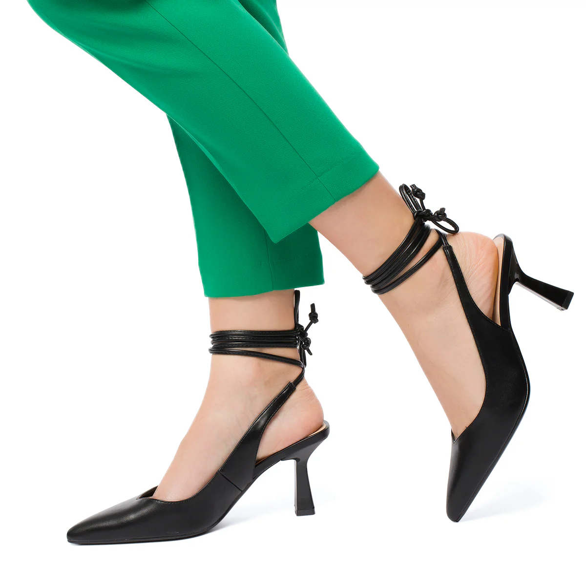 Décolleté slingback alla schiava nere con laccetti alla caviglia Lora Ferres