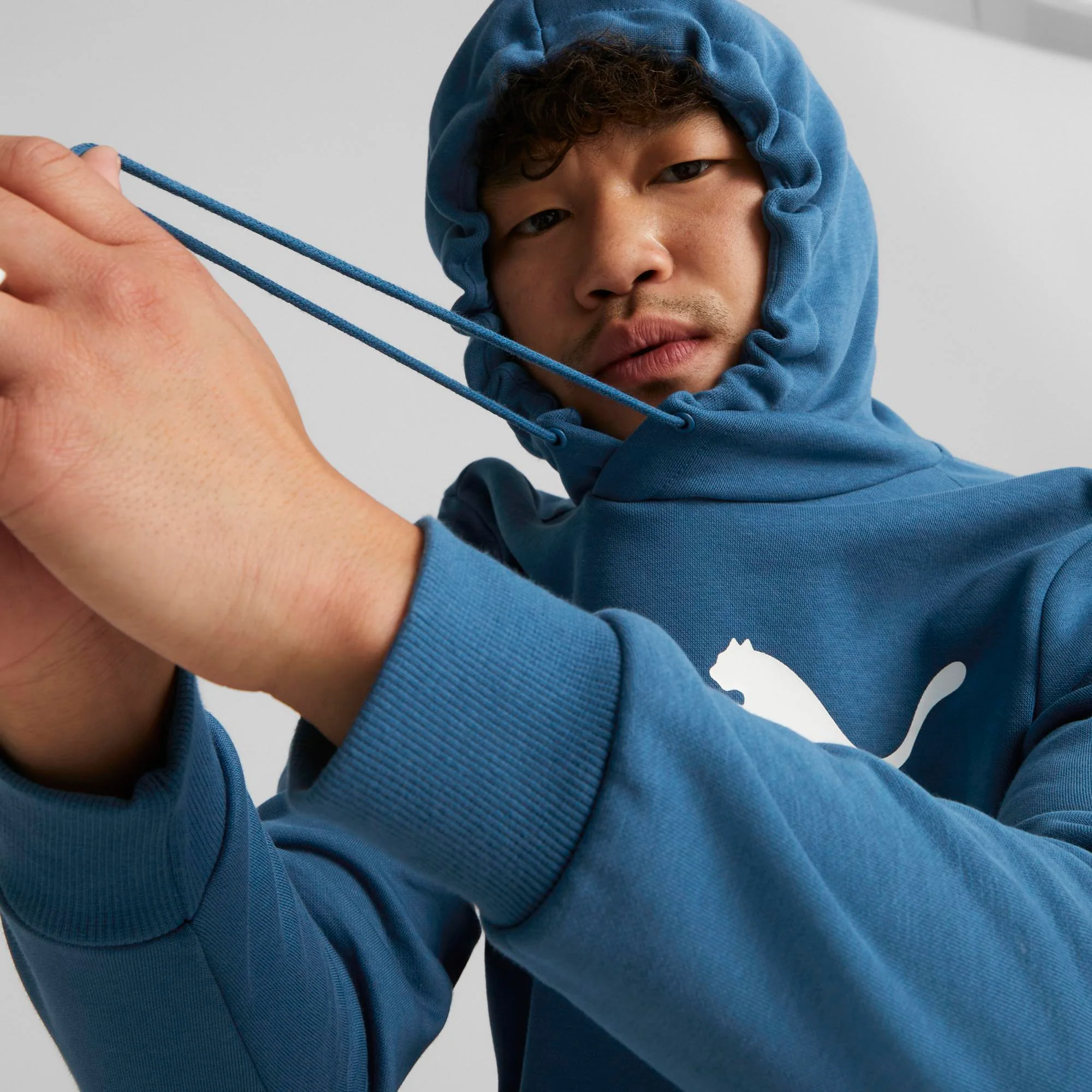 Felpa con cappuccio blu da uomo con logo sul petto Puma Essentials Big Logo - Image 4