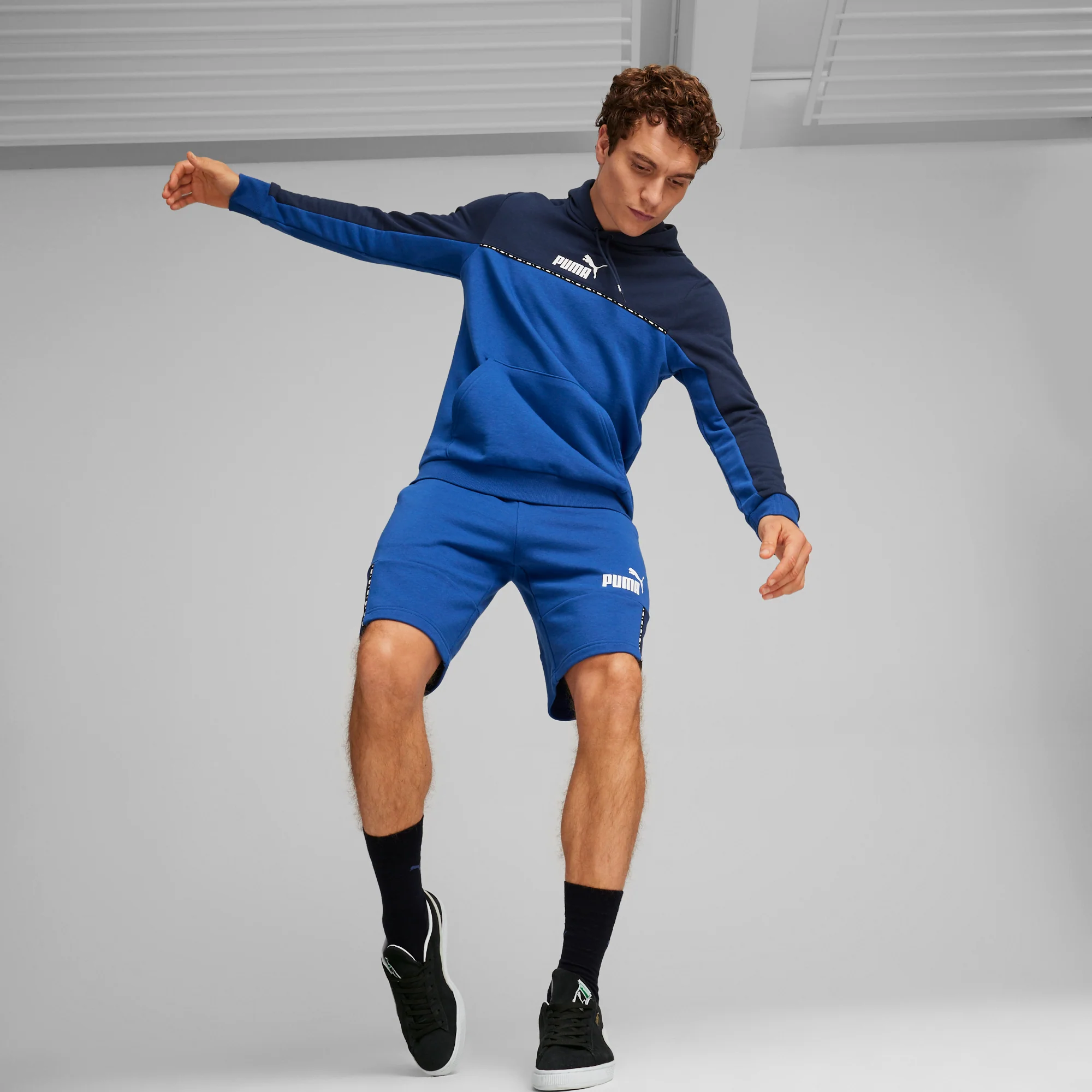 Felpa con cappuccio blu da uomo con tasche a marsupio Puma Essential BLOCK x TAPE - Image 2