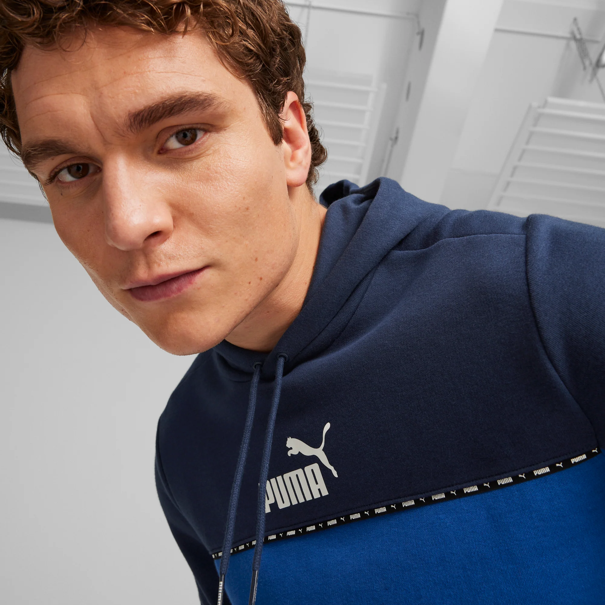 Felpa con cappuccio blu da uomo con tasche a marsupio Puma Essential BLOCK x TAPE - Image 3