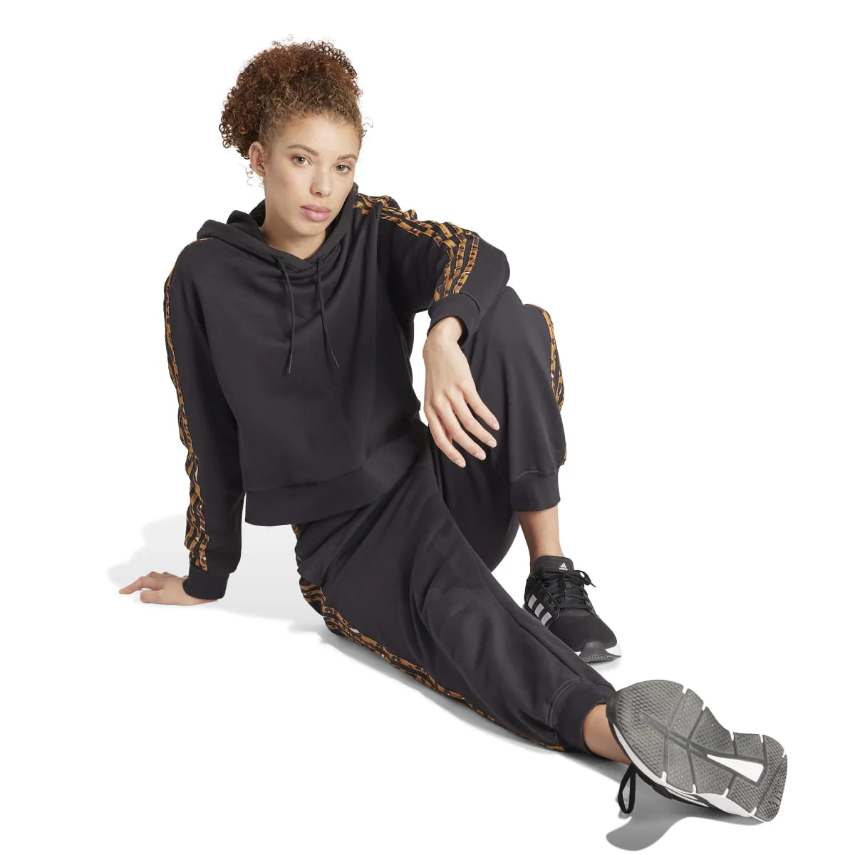 Felpa crop con cappuccio nera da donna con strisce animalier adidas Essentials 3-Stripes - Image 3