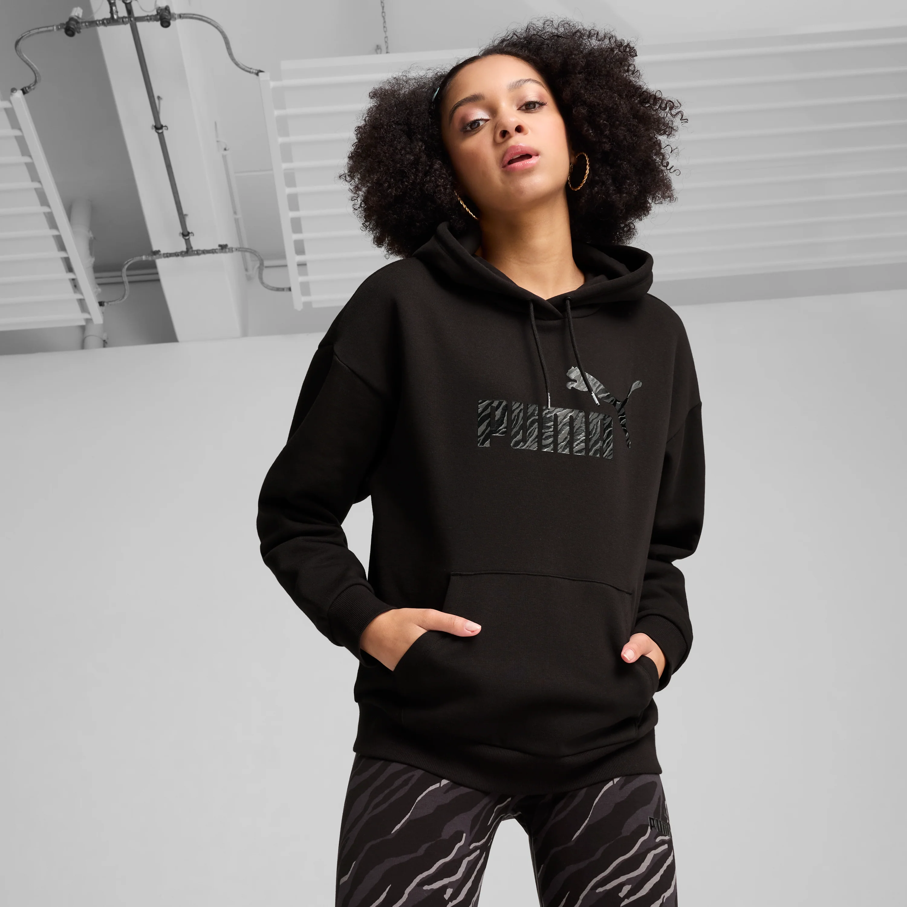 Felpa da donna Puma nera con logo metallizzato