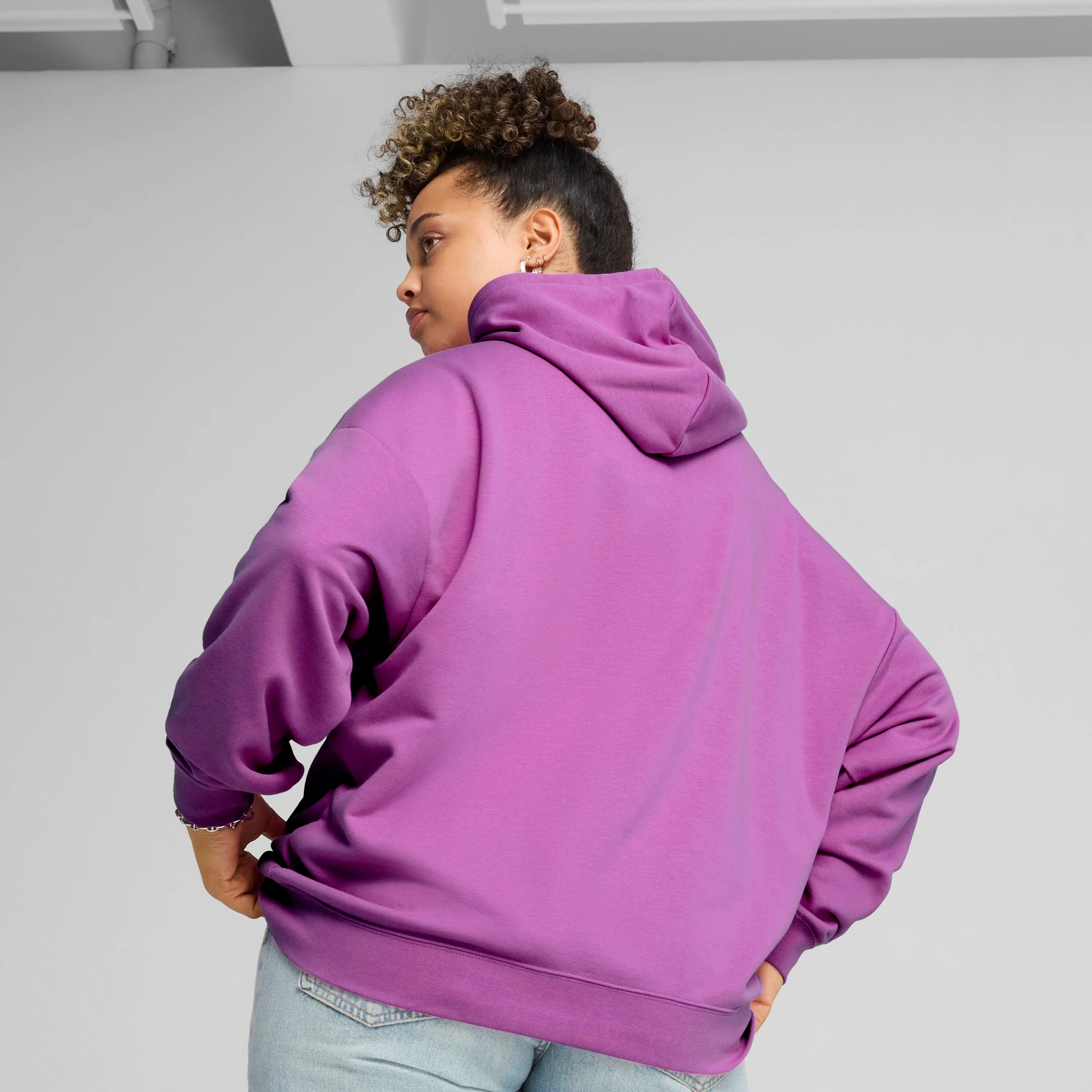 Felpa da donna violetta in cotone con logo bianco e cappuccio Puma - Image 4