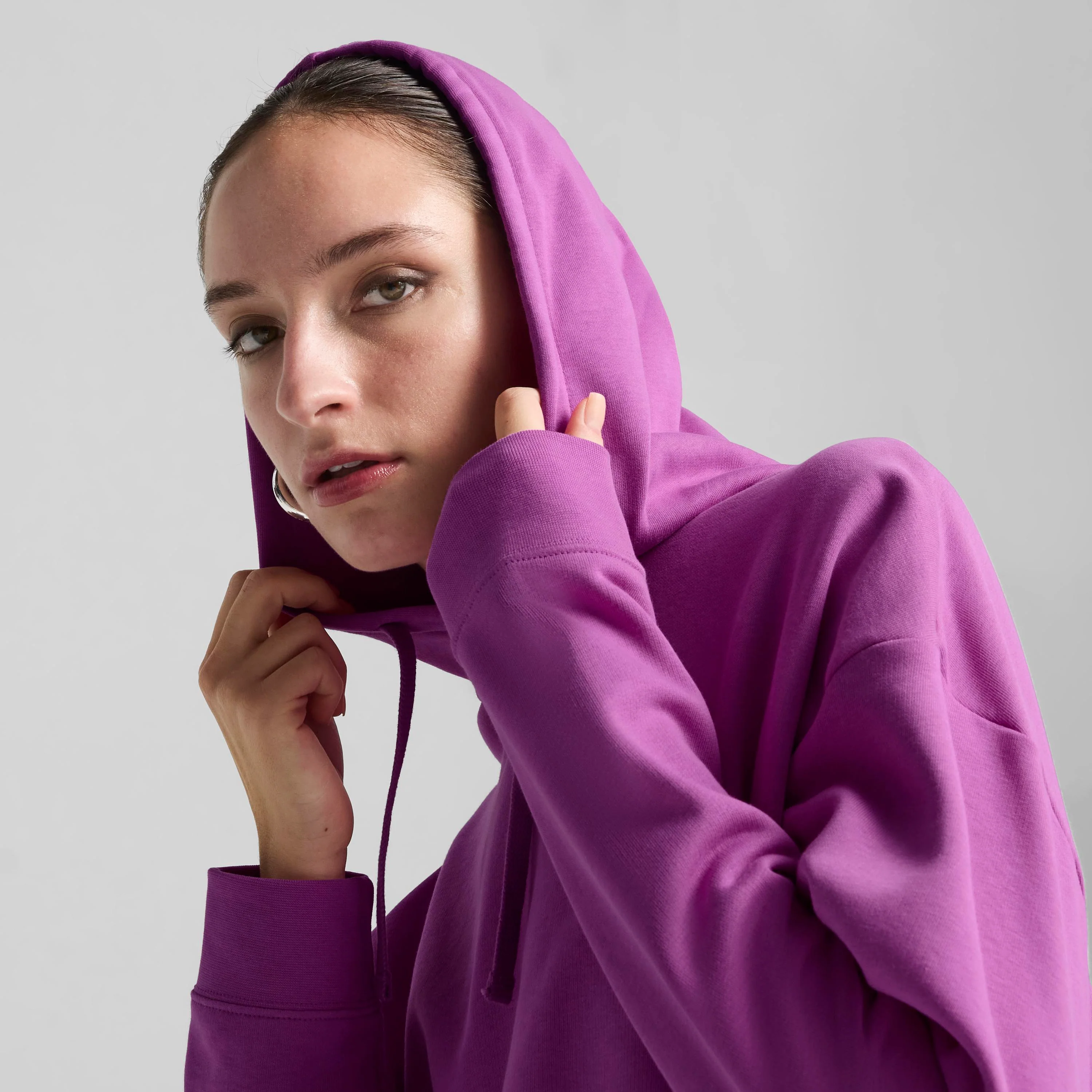Felpa da donna violetta in cotone con logo bianco e cappuccio Puma - Image 5
