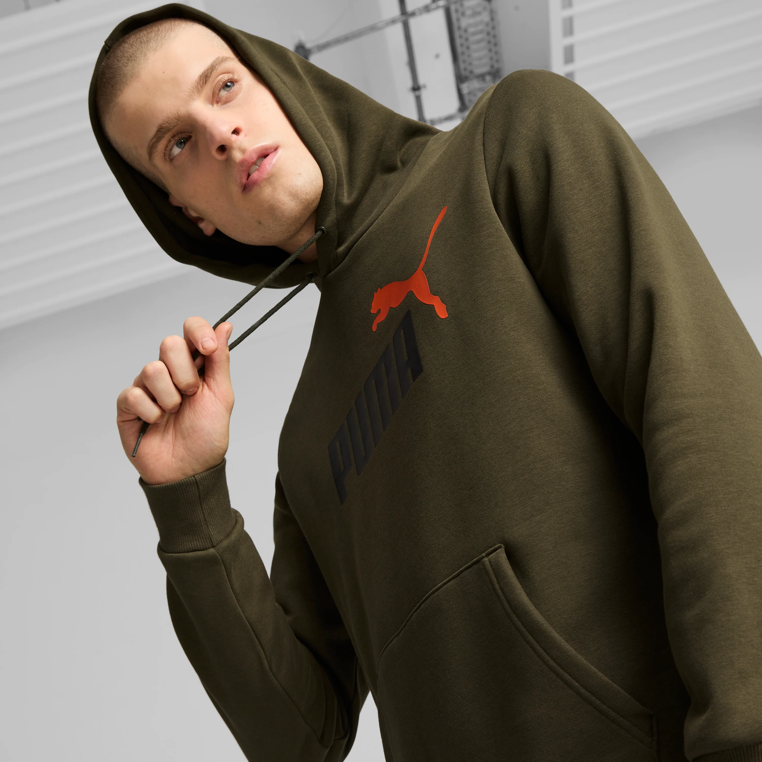 Felpa da uomo verde militare con cappuccio e logo Puma