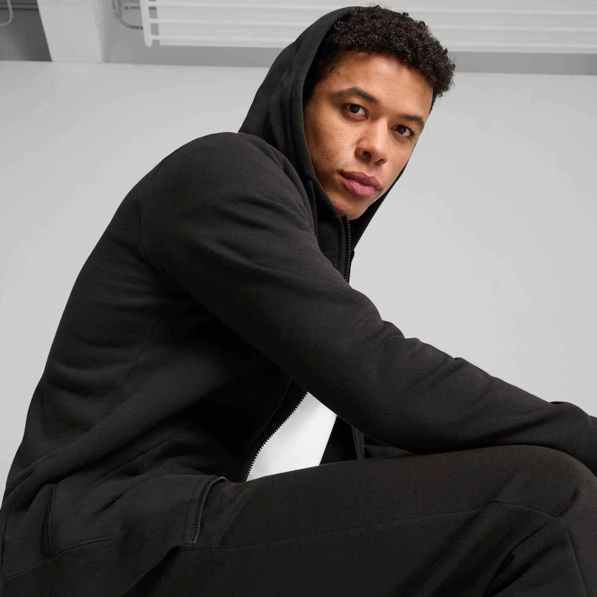 Felpa Full Zip da uomo nera Puma Essentials con cappuccio - Image 6