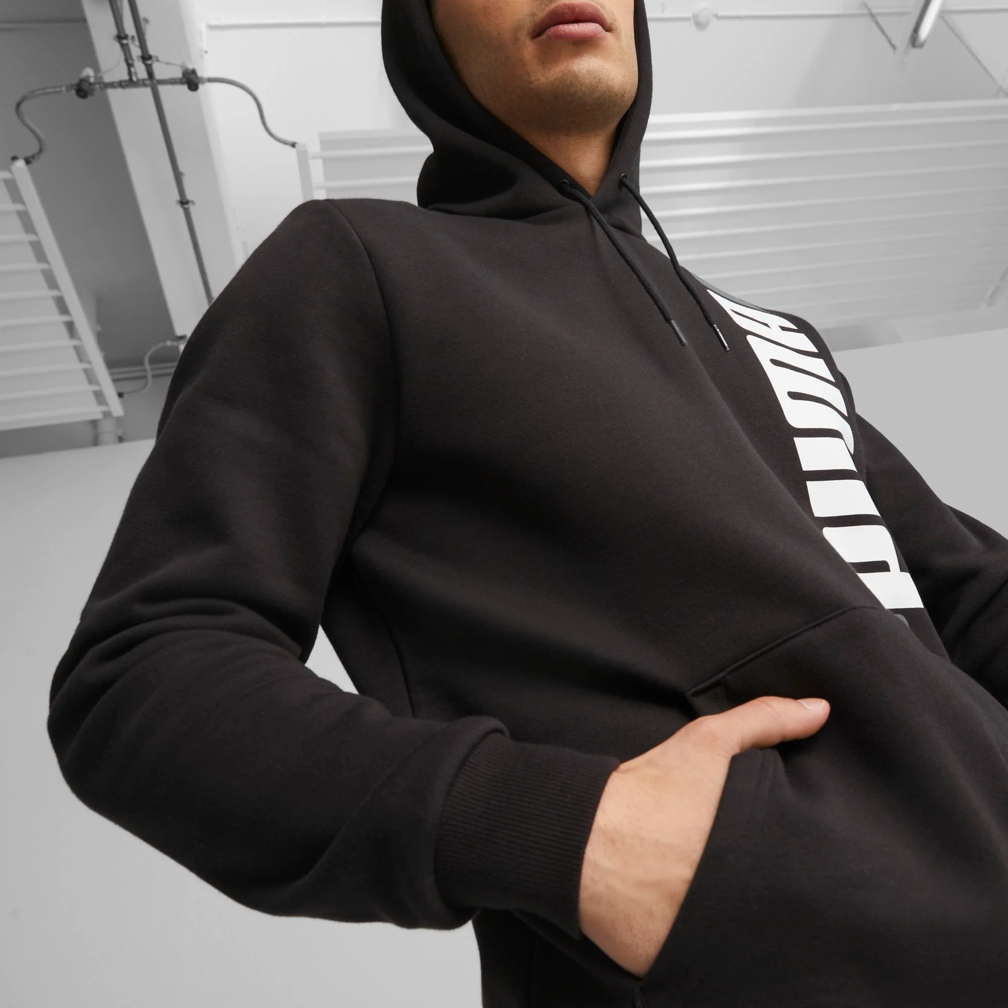 Felpa nera con cappuccio da uomo con logo sul petto Puma ESS+ LOGO LAB - Image 7