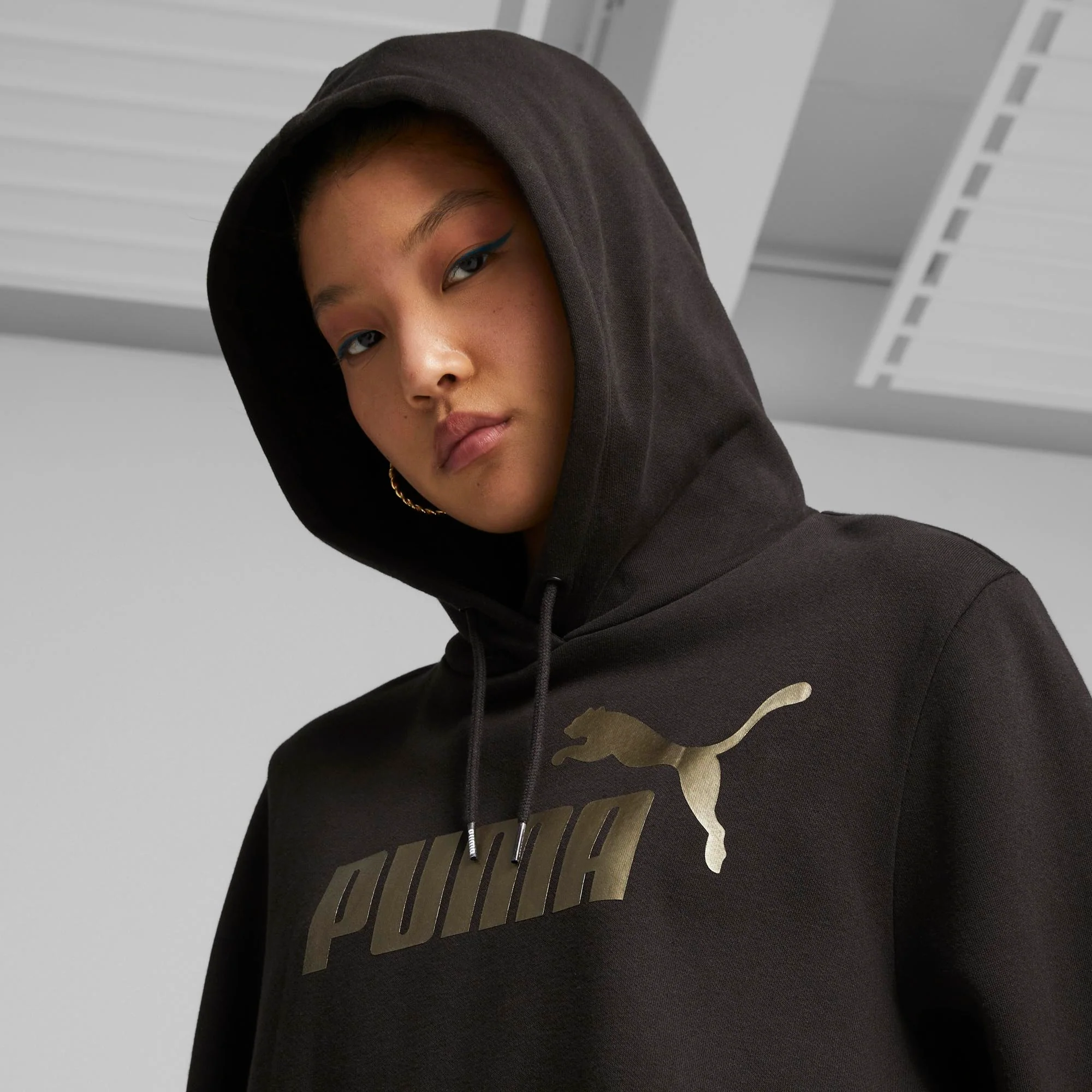 Felpa nera da donna con logo metallizzato Puma Essentials+ - Image 2