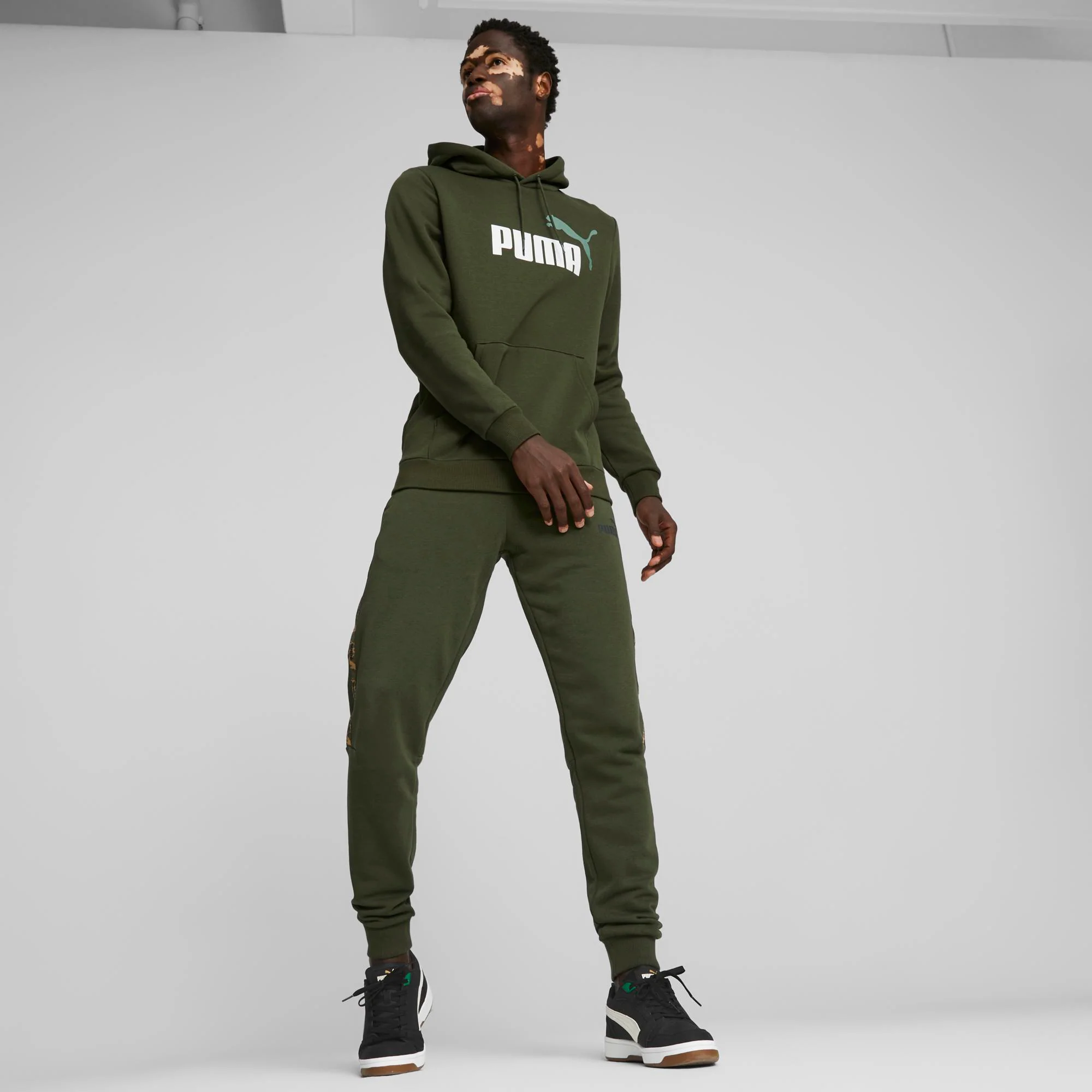 Felpa verde da uomo con logo sul petto e tasche Puma Essentials