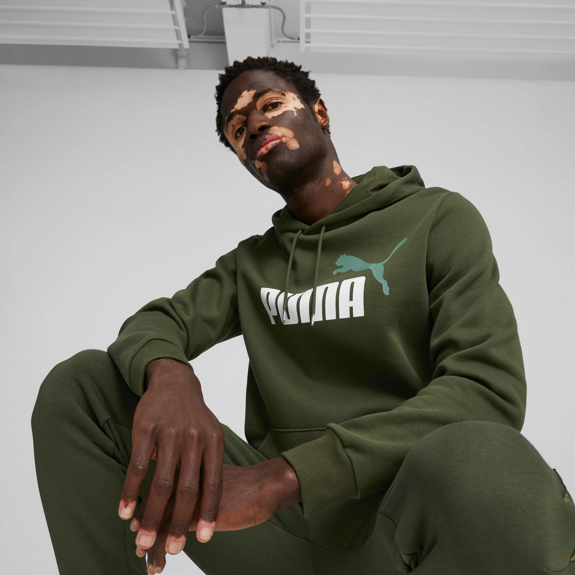 Felpa verde da uomo con logo sul petto e tasche Puma Essentials - Image 2