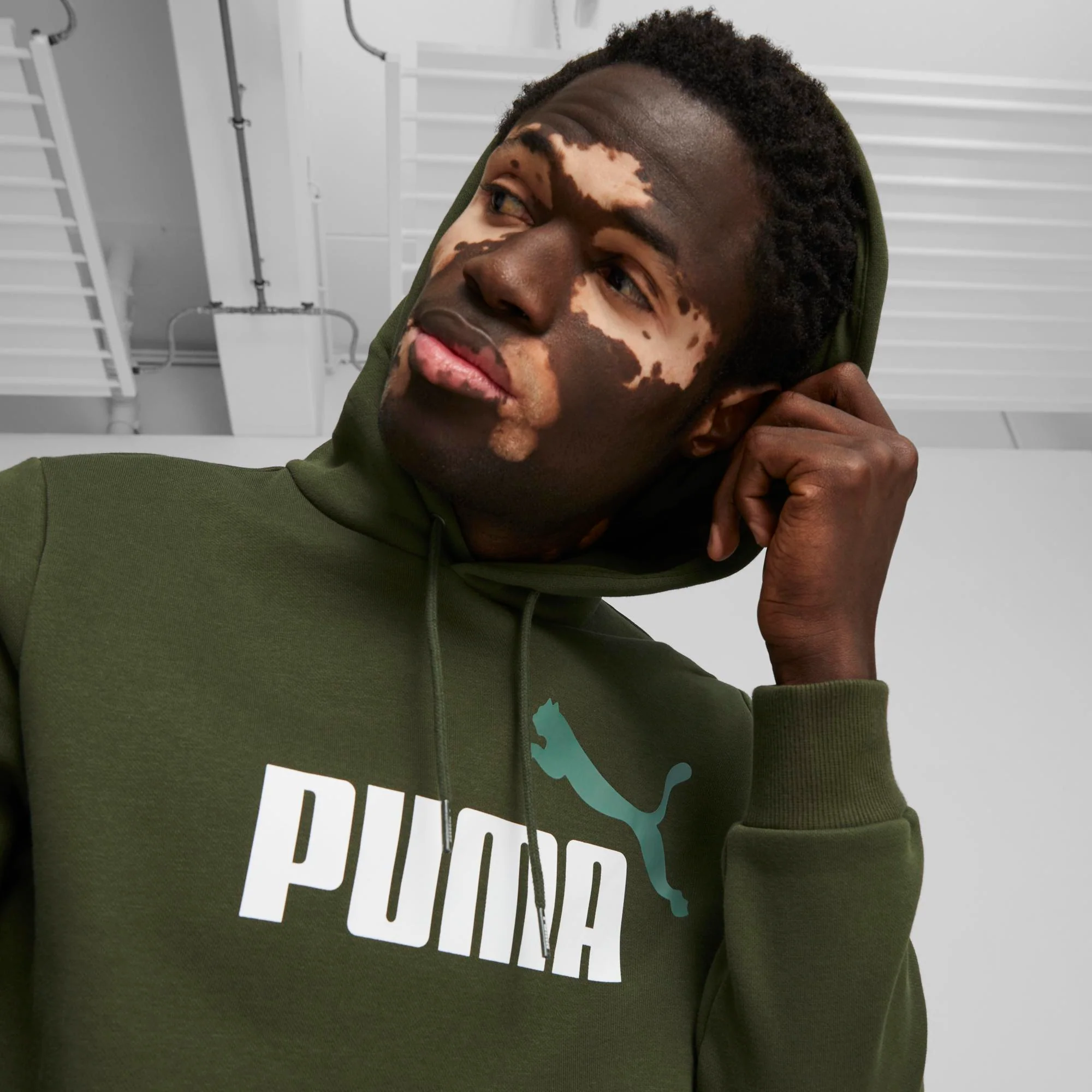 Felpa verde da uomo con logo sul petto e tasche Puma Essentials - Image 4